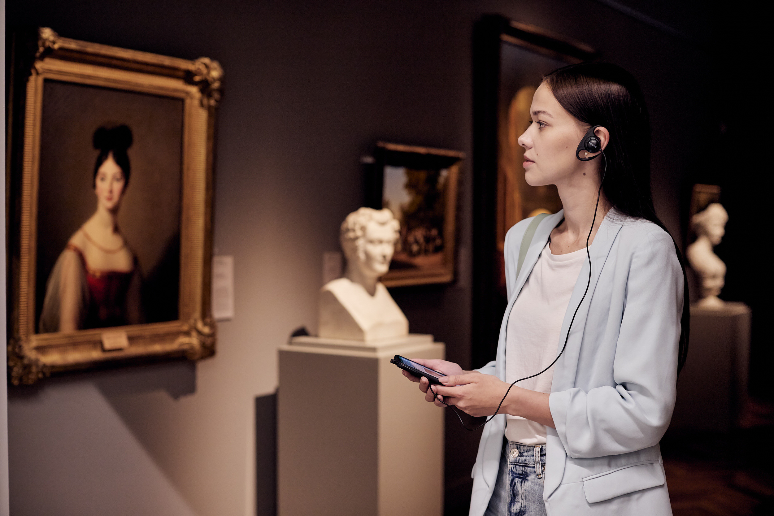 Рекламная съемка для Tele2 в Эрмитаж Урал. Контент для бизнеса в Екатеринбурге Полдень Медиа