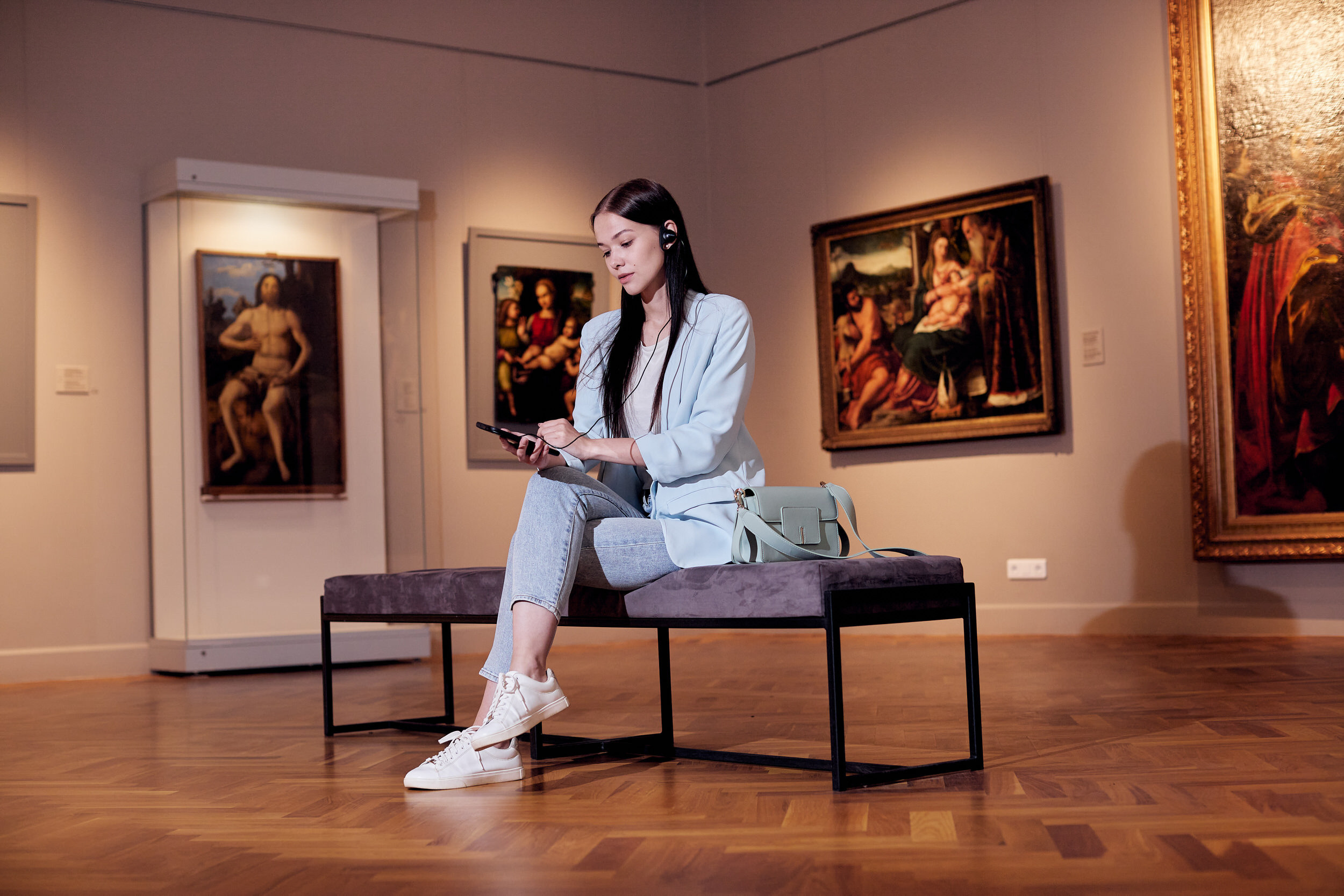 Рекламная съемка для Tele2 в Эрмитаж Урал. Контент для бизнеса в Екатеринбурге Полдень Медиа