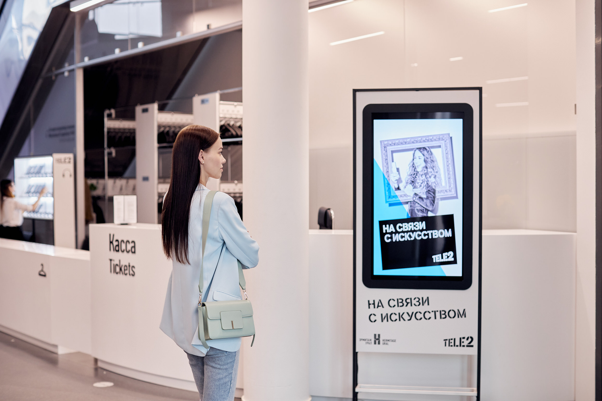 Рекламная съемка для Tele2 в Эрмитаж Урал. Контент для бизнеса в Екатеринбурге Полдень Медиа
