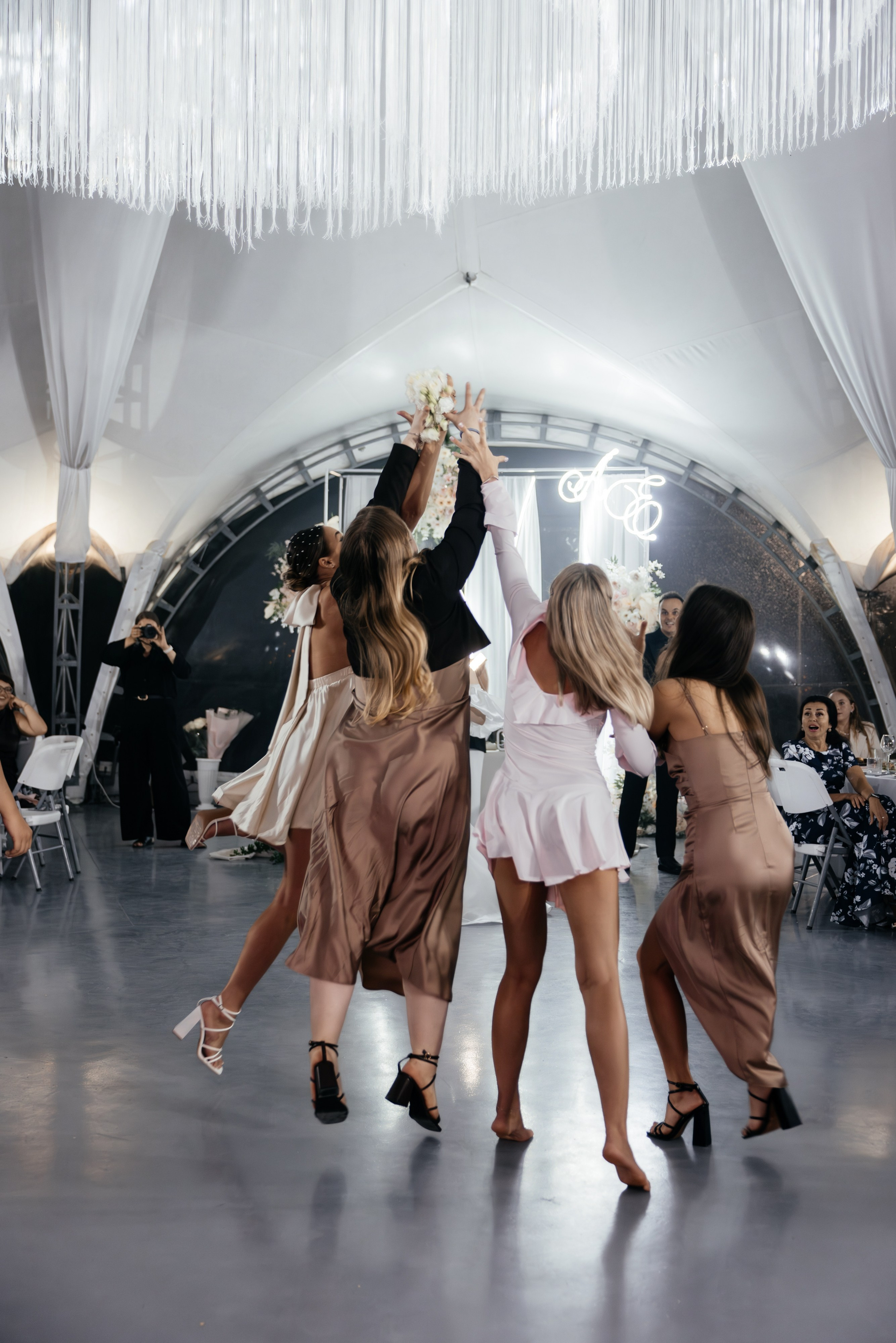 Я создаю профессиональные фотографии, которые сохраняют эмоции, детали и атмосферу вашего праздника. Свадебный фотограф во Владивостоке