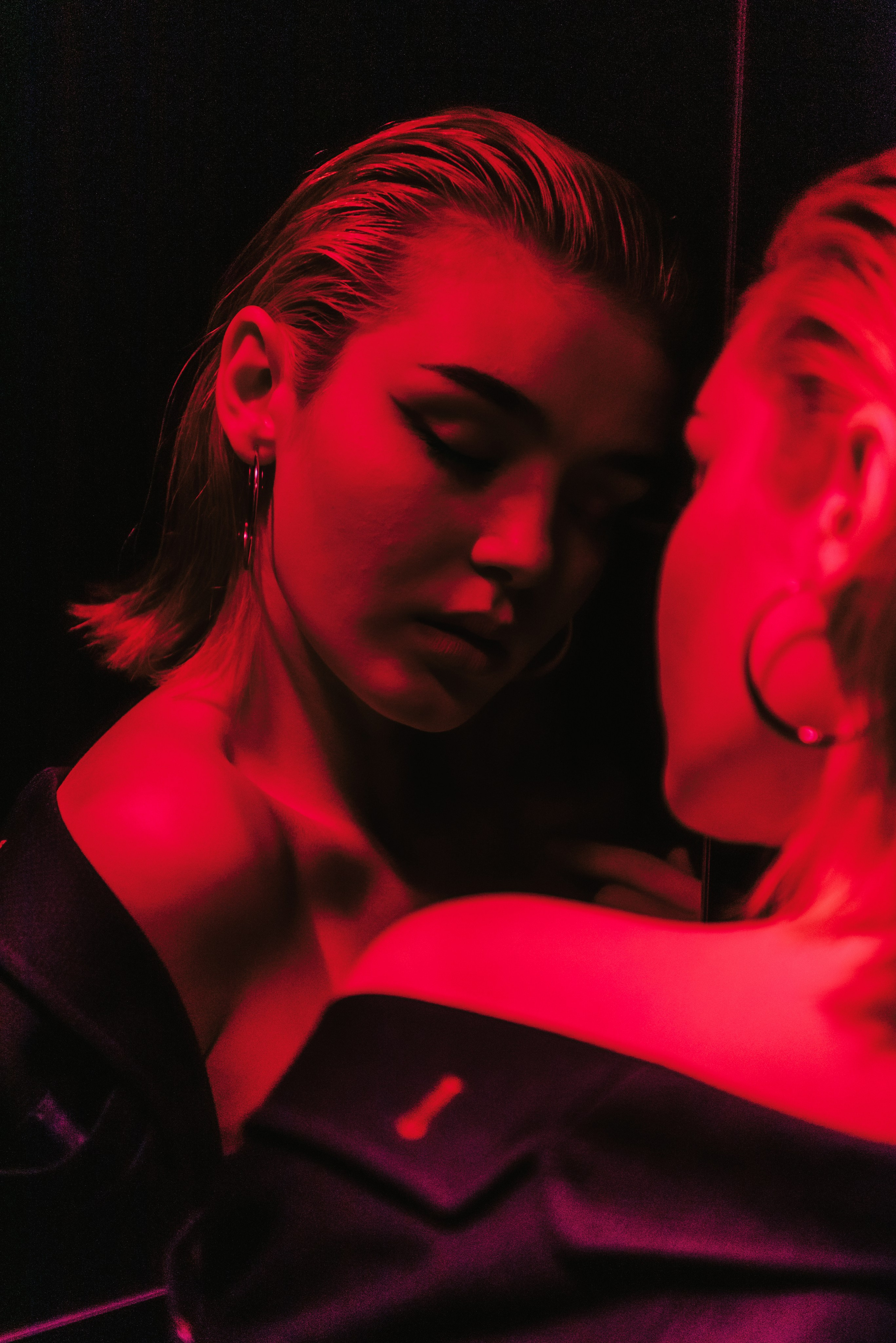 Девушка напротив зеркала. Цветокоррекция Victory photo