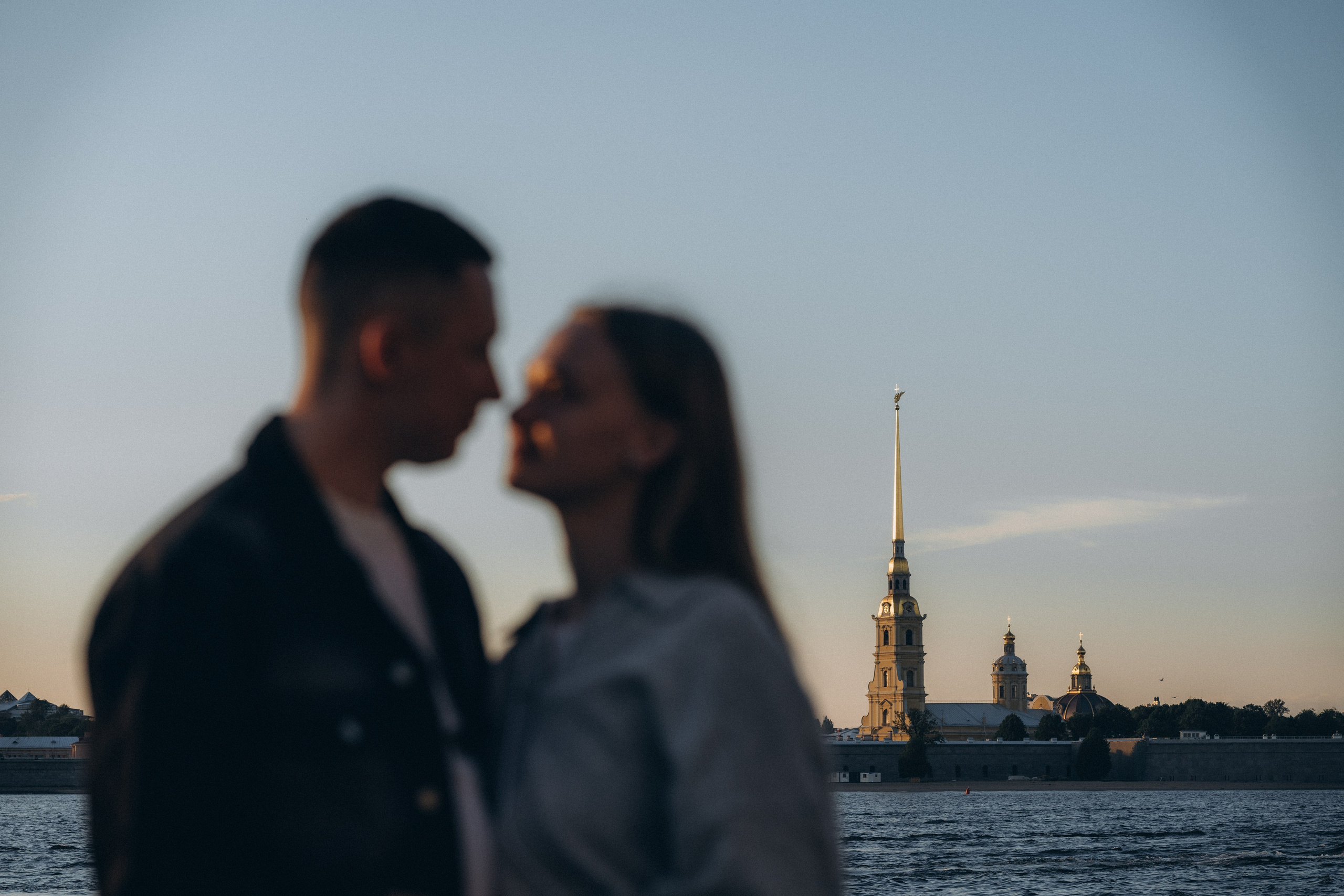 Родители во время семейной фотосессии на фоне Петропавловской крепости