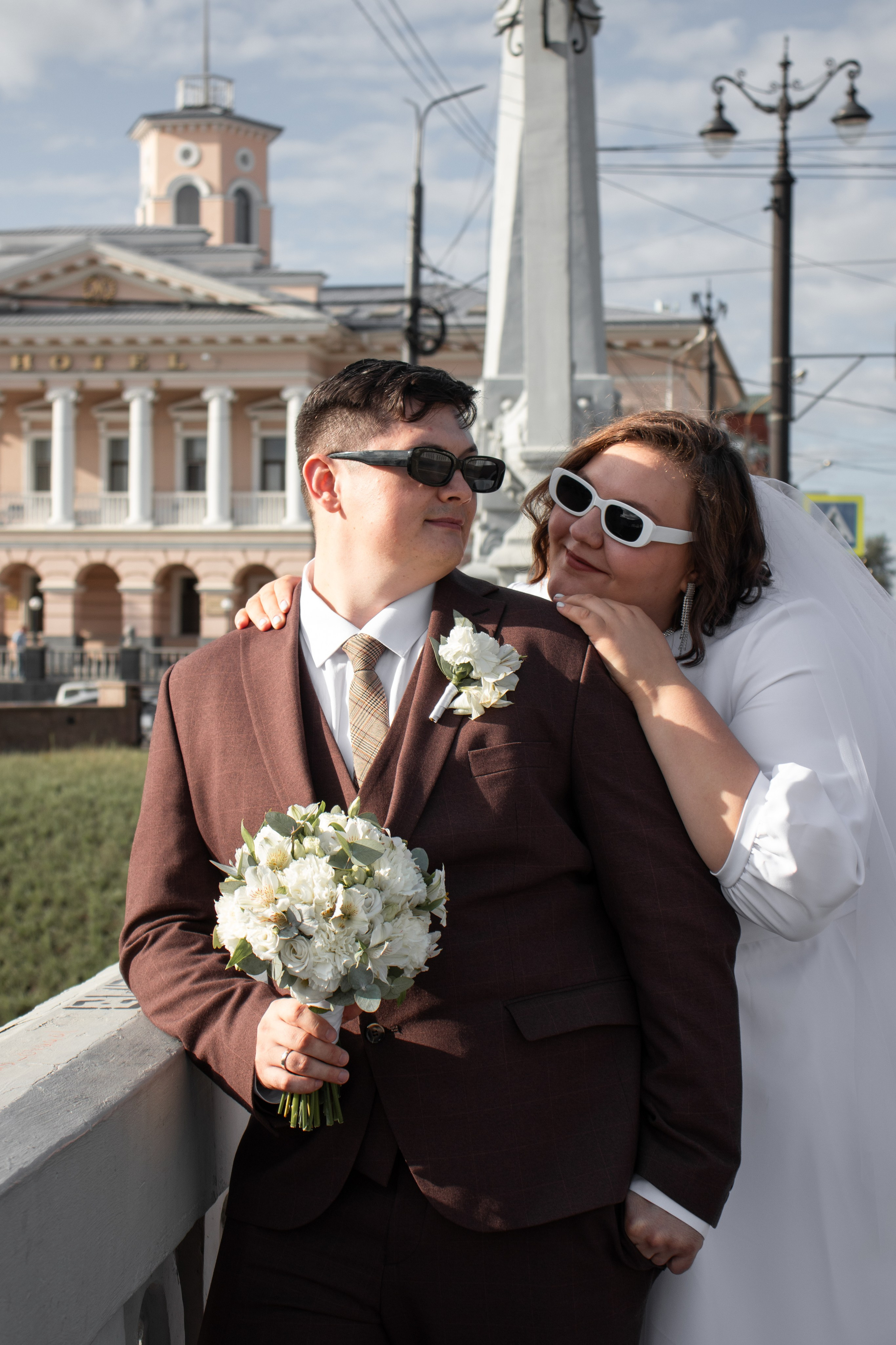 Свадебная фотосессия на каменном мосту через реку Ушайку в городе Томск
