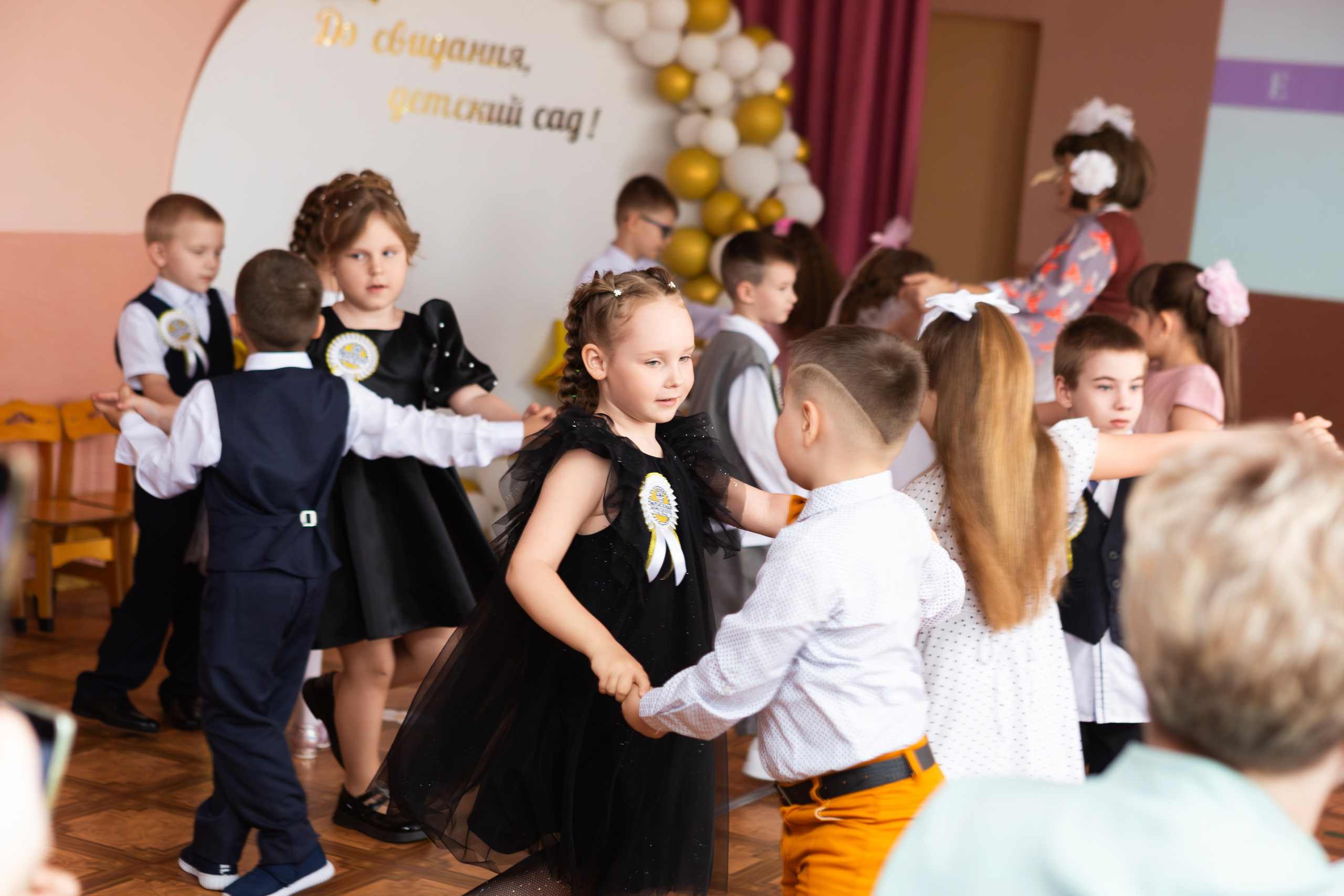 Профессиональный фотограф Николай Богатырев запечатлевает выпускной в детском саду в Мценске, Орле и Орловской области, яркие кадры первоклассников.