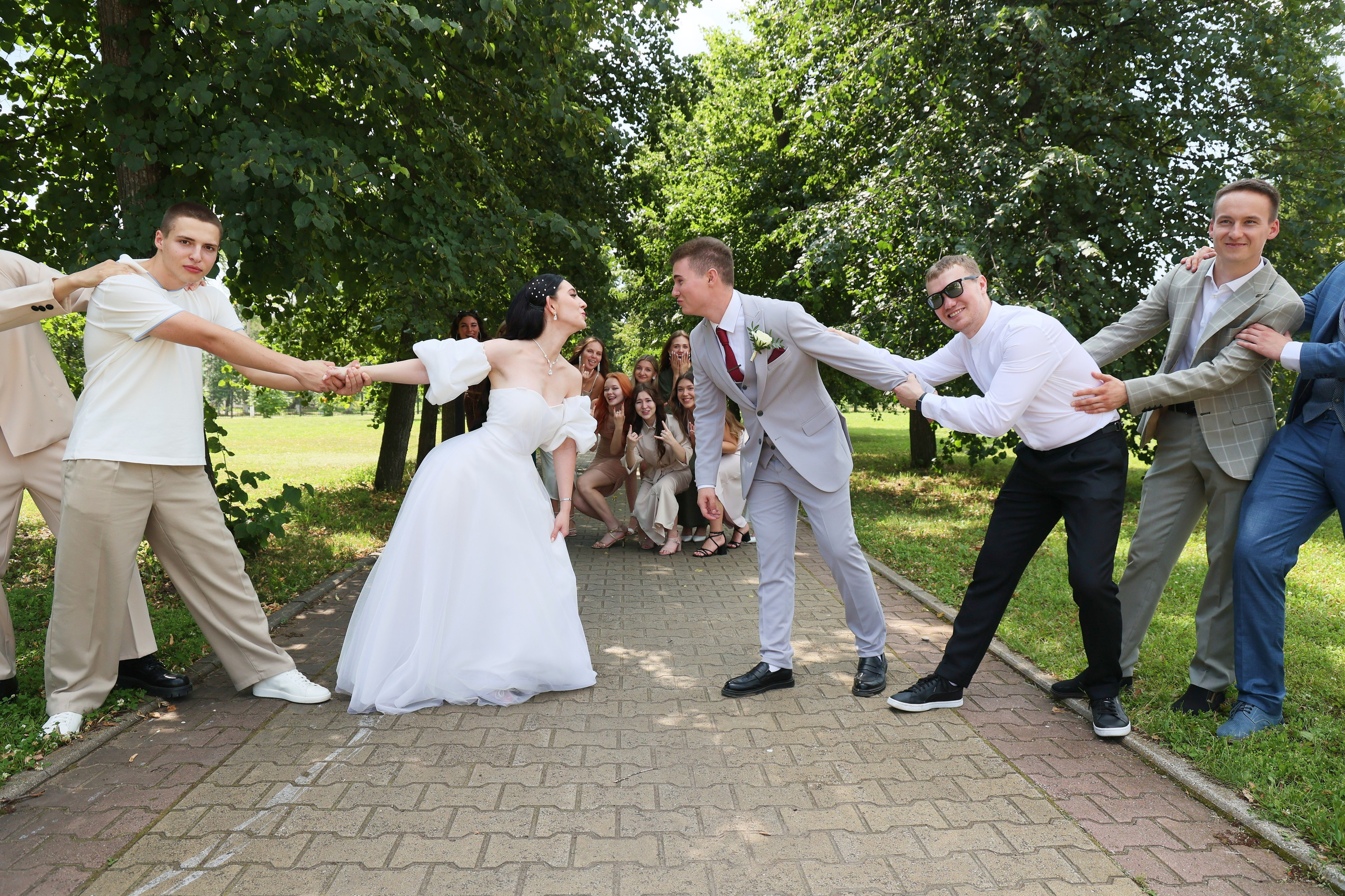 друзья жениха и невесты не дают им поцеловаться