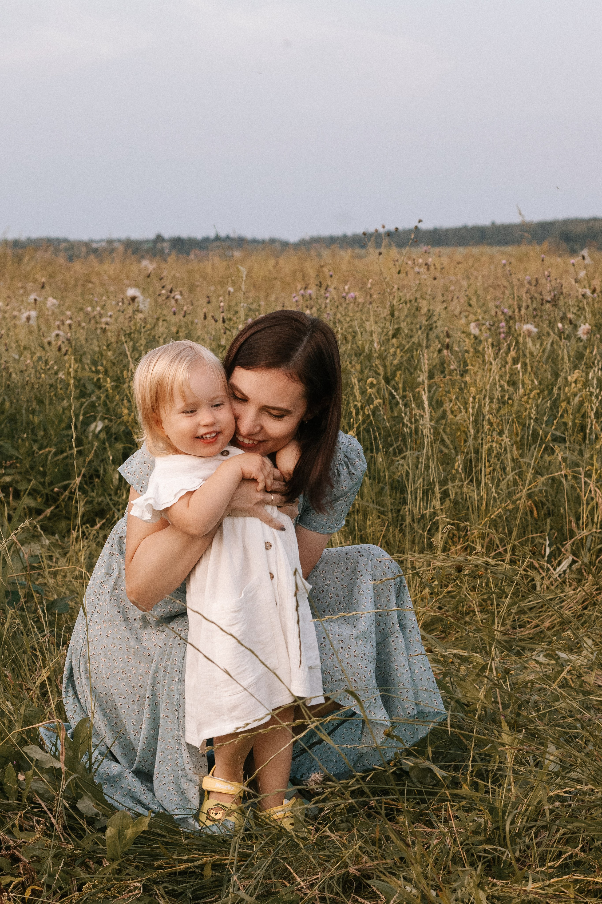 Семейная фотосессия в поле. Портретный фотограф Москва