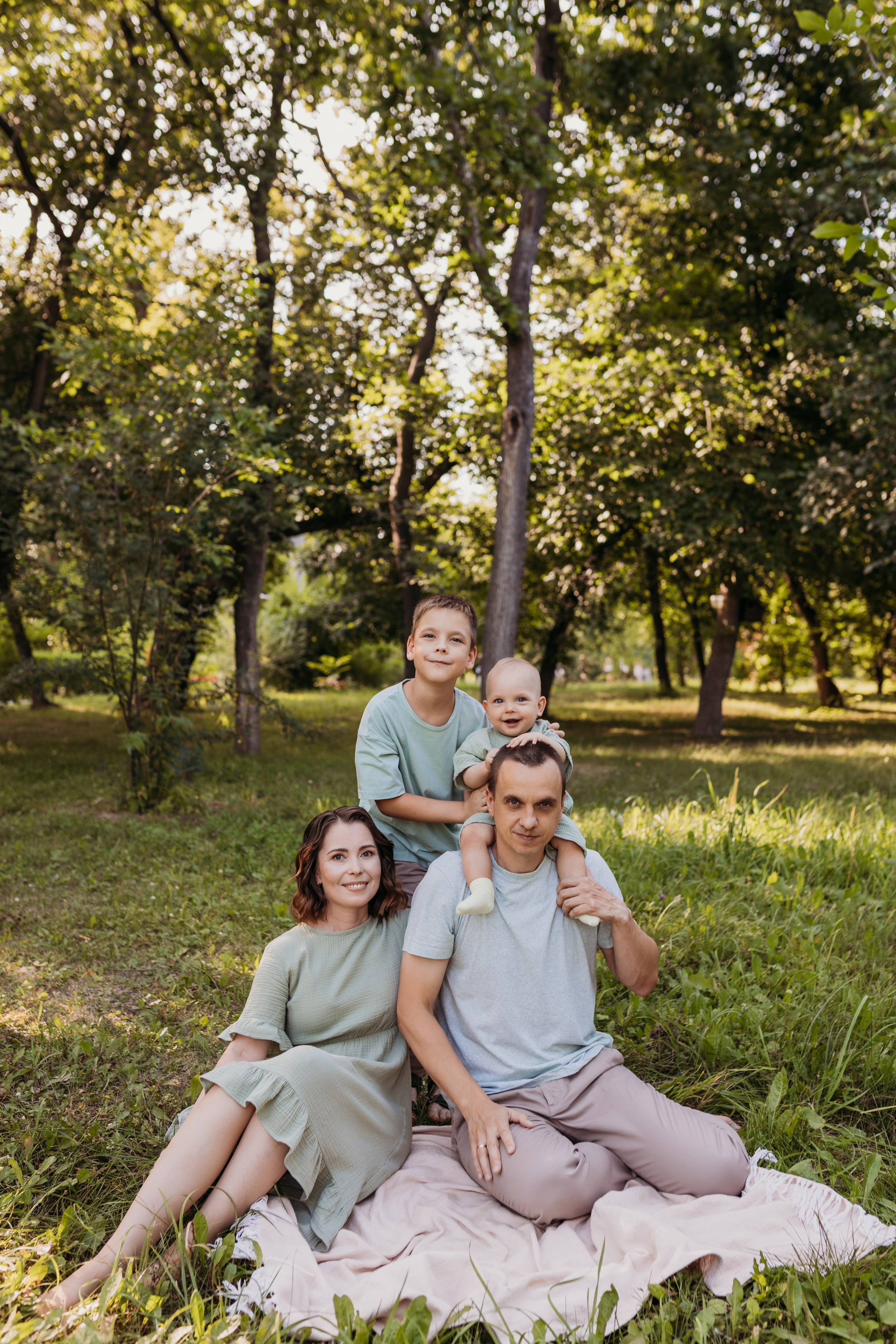 Семейные фотосессии на улице Барнаул. Фотограф новорожденных в г. Барнаул Ренпенинг Катерина