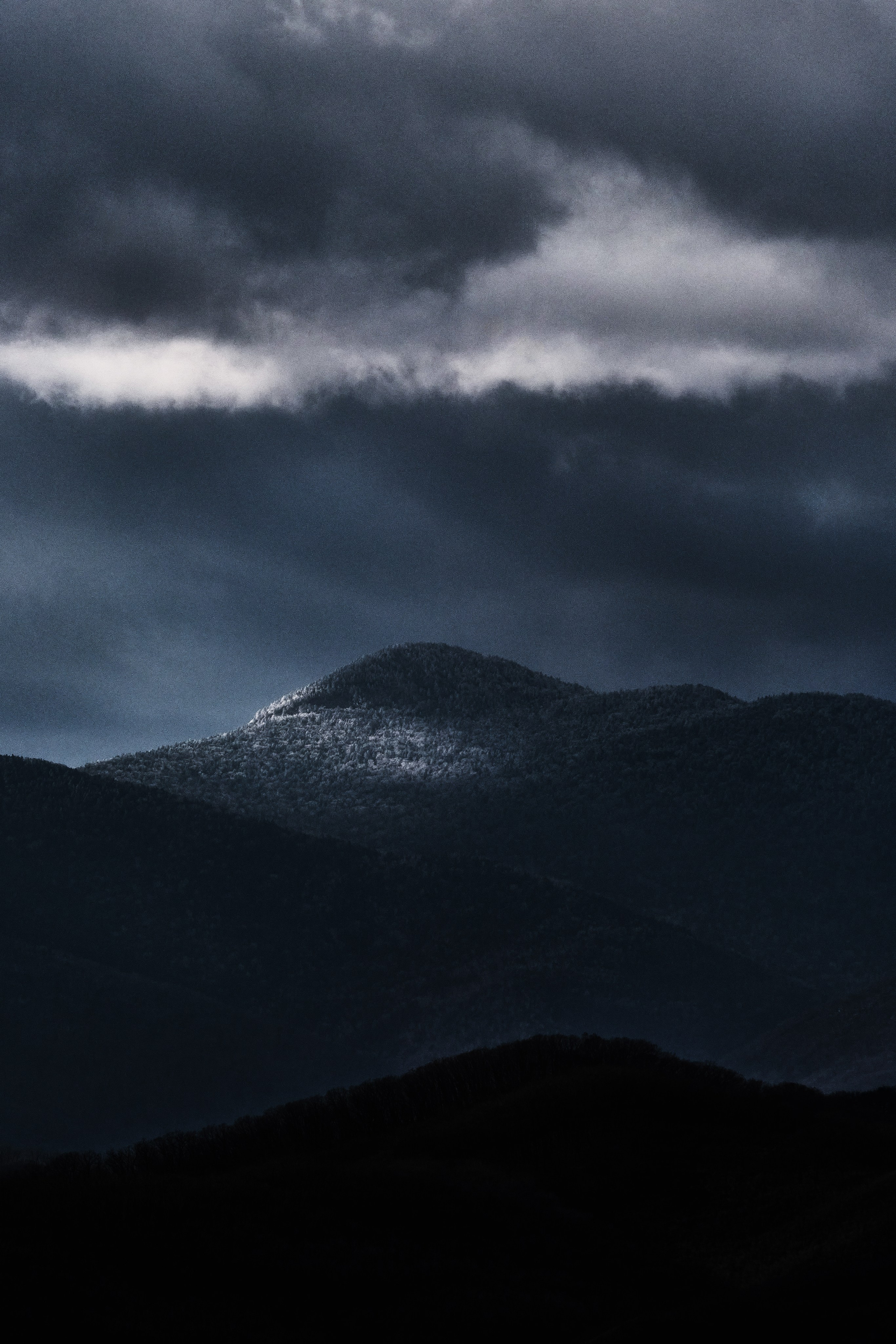 Мрачные горы и облака - атмосферный снимок от пейзажного фотографа в Находке Олега Мороза
