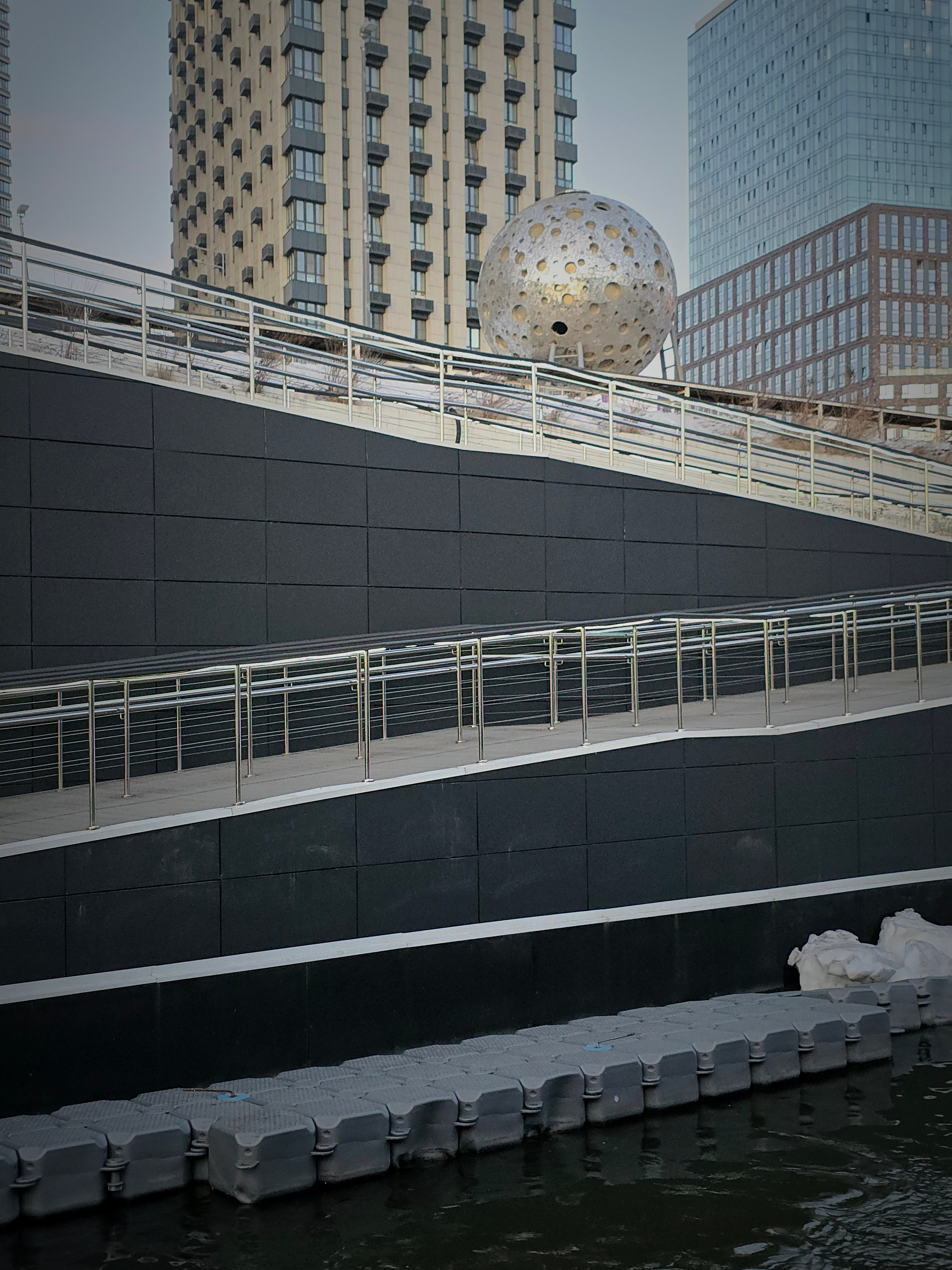 Чем-то напомнило лесенки на набережной Сены в Париже