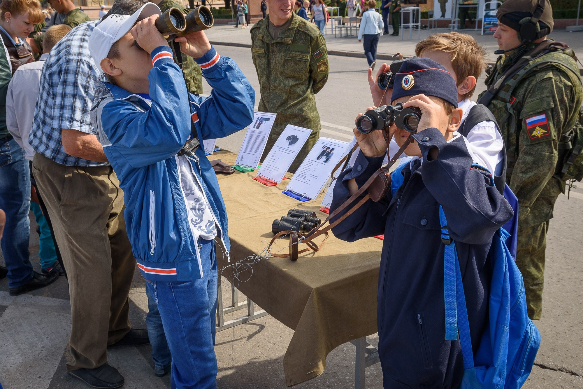 Дети смотрят в военные бинокли
