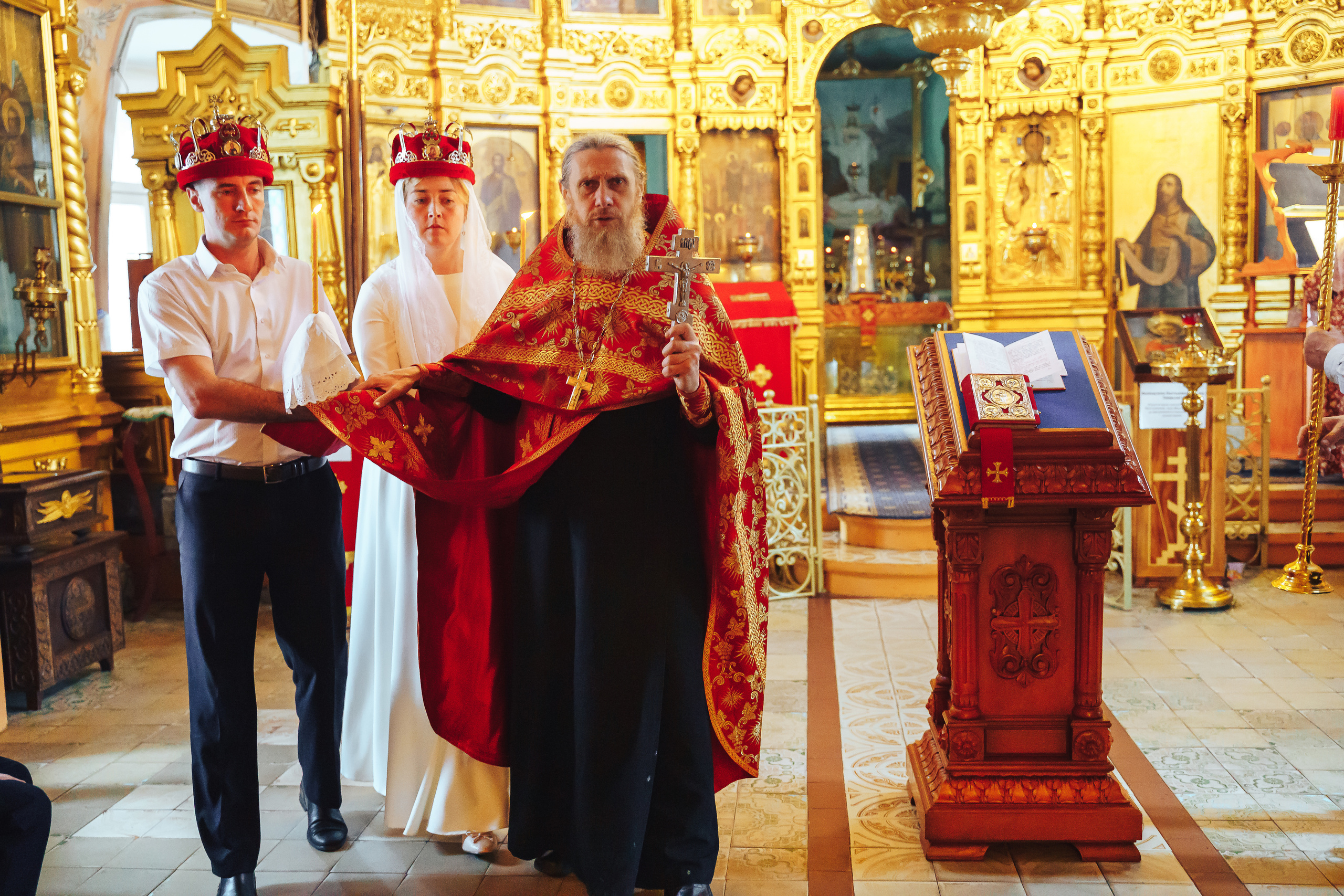 Свадебный фотограф на венчание в Храме Богородицы в Щелково