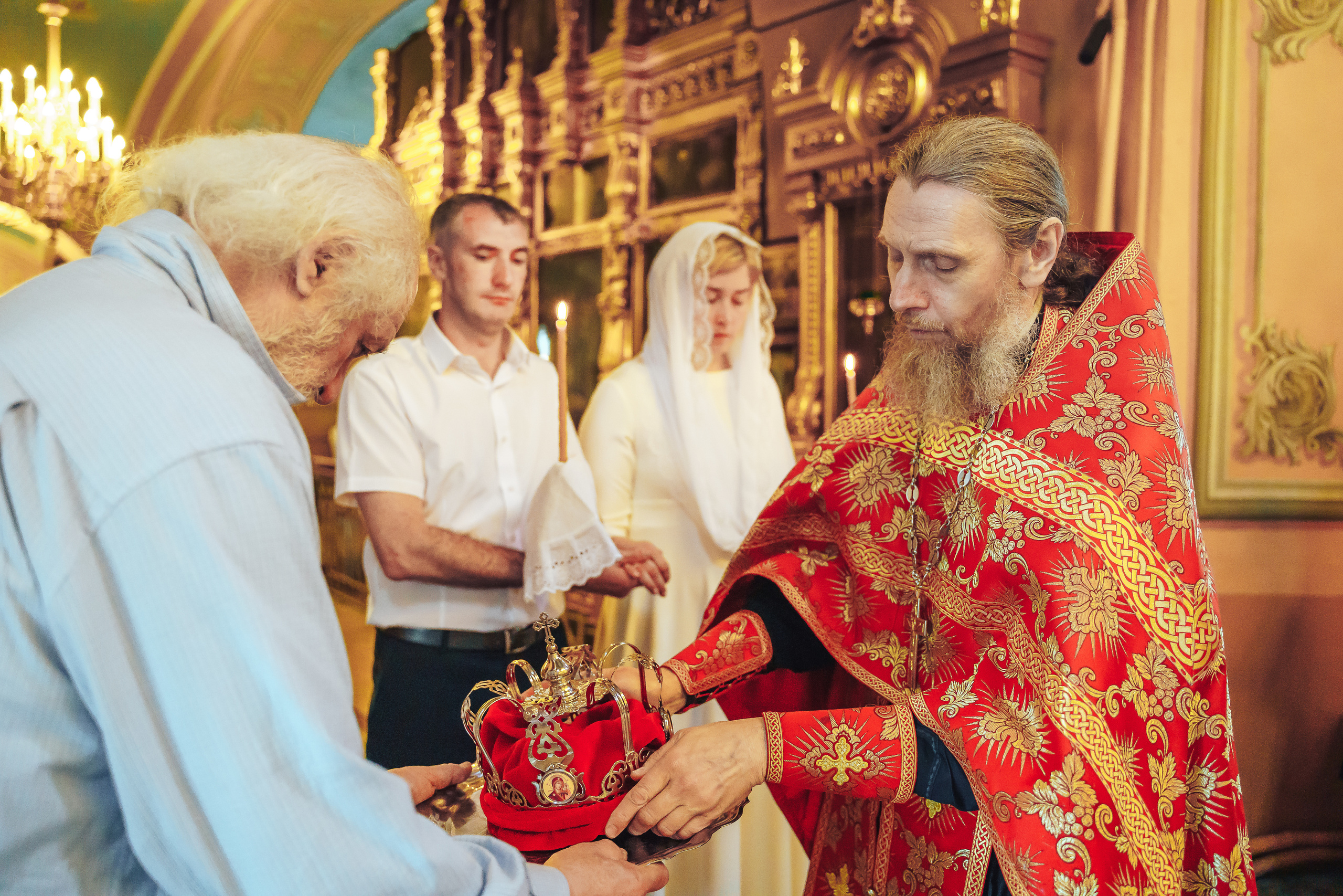 Свадебный фотограф на венчание в Храме Богородицы в Щелково