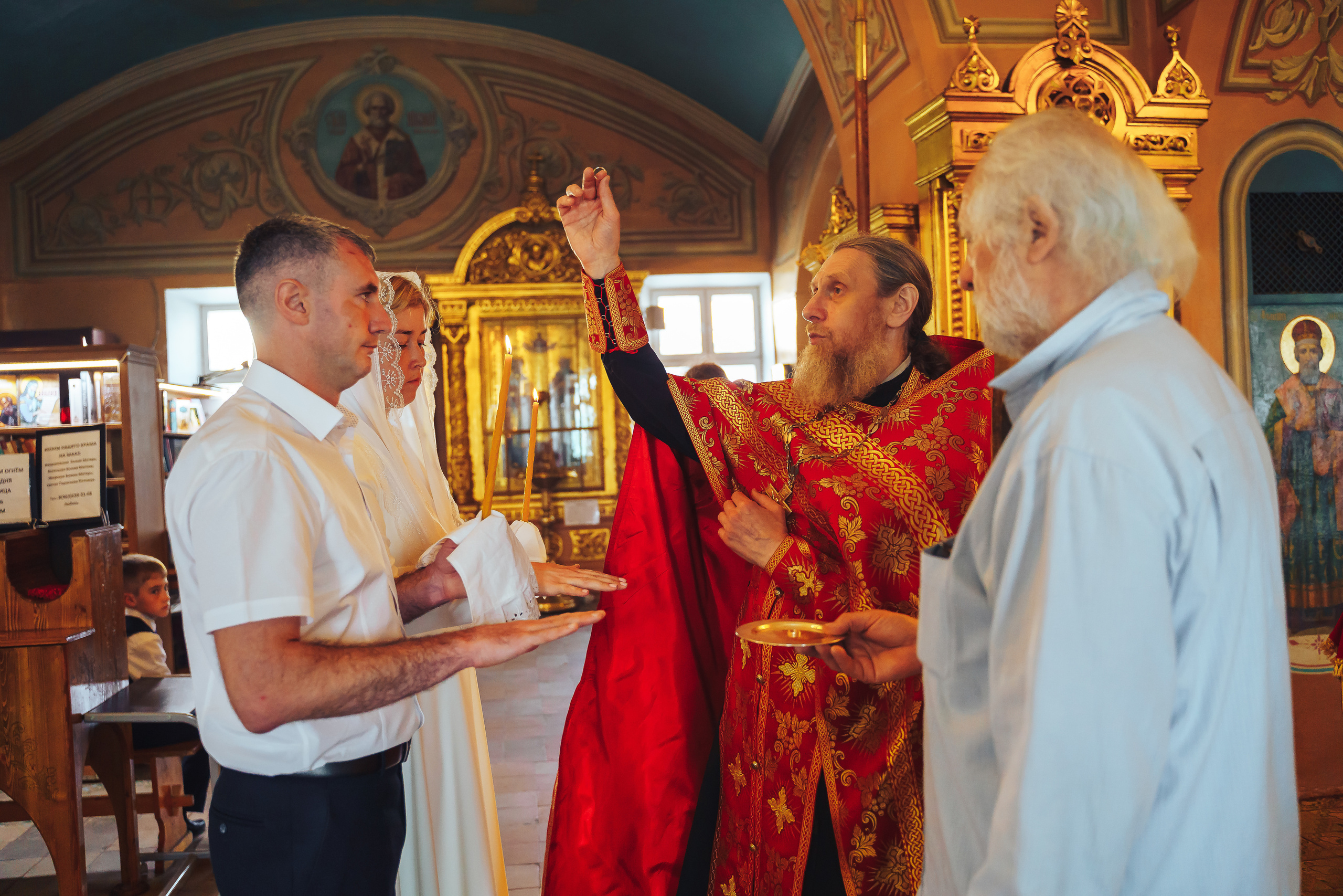 Свадебный фотограф на венчание в Храме Богородицы в Щелково