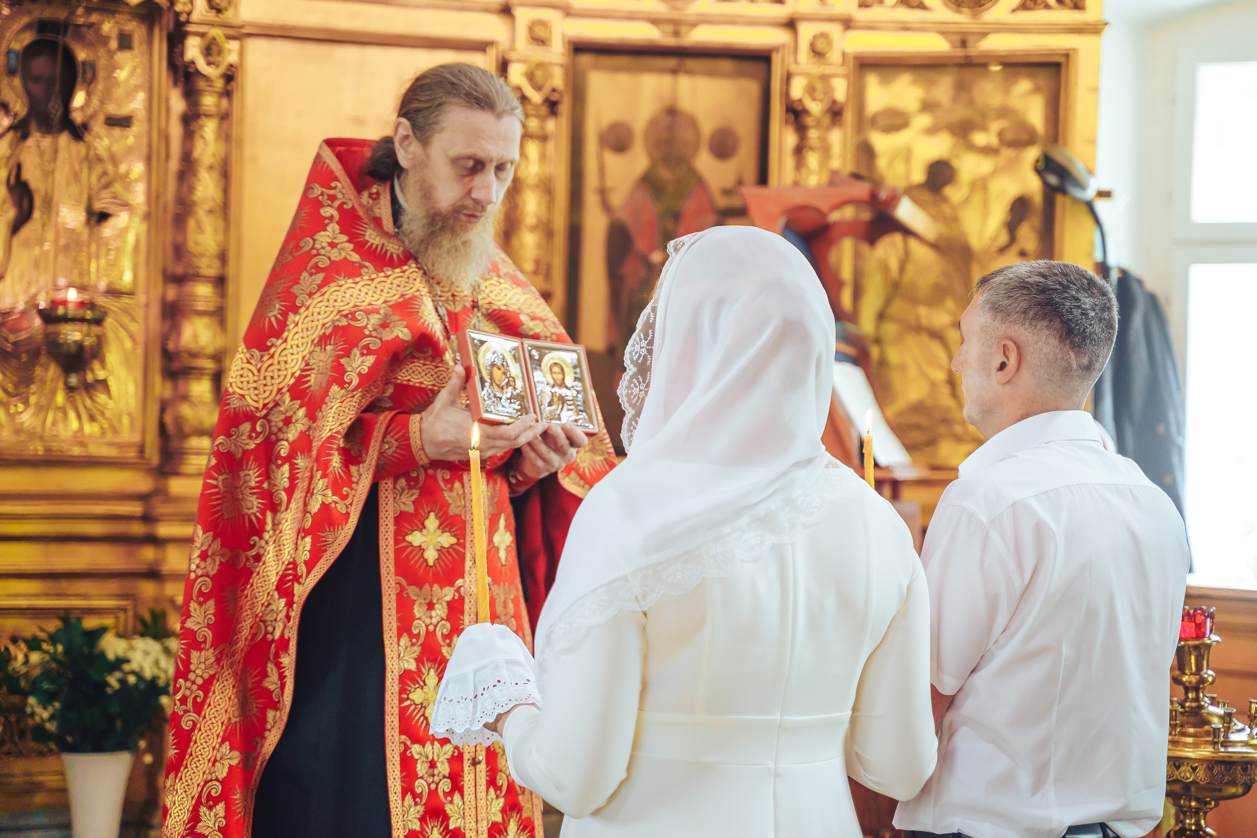 Свадебный фотограф на венчание в Храме Богородицы в Щелково