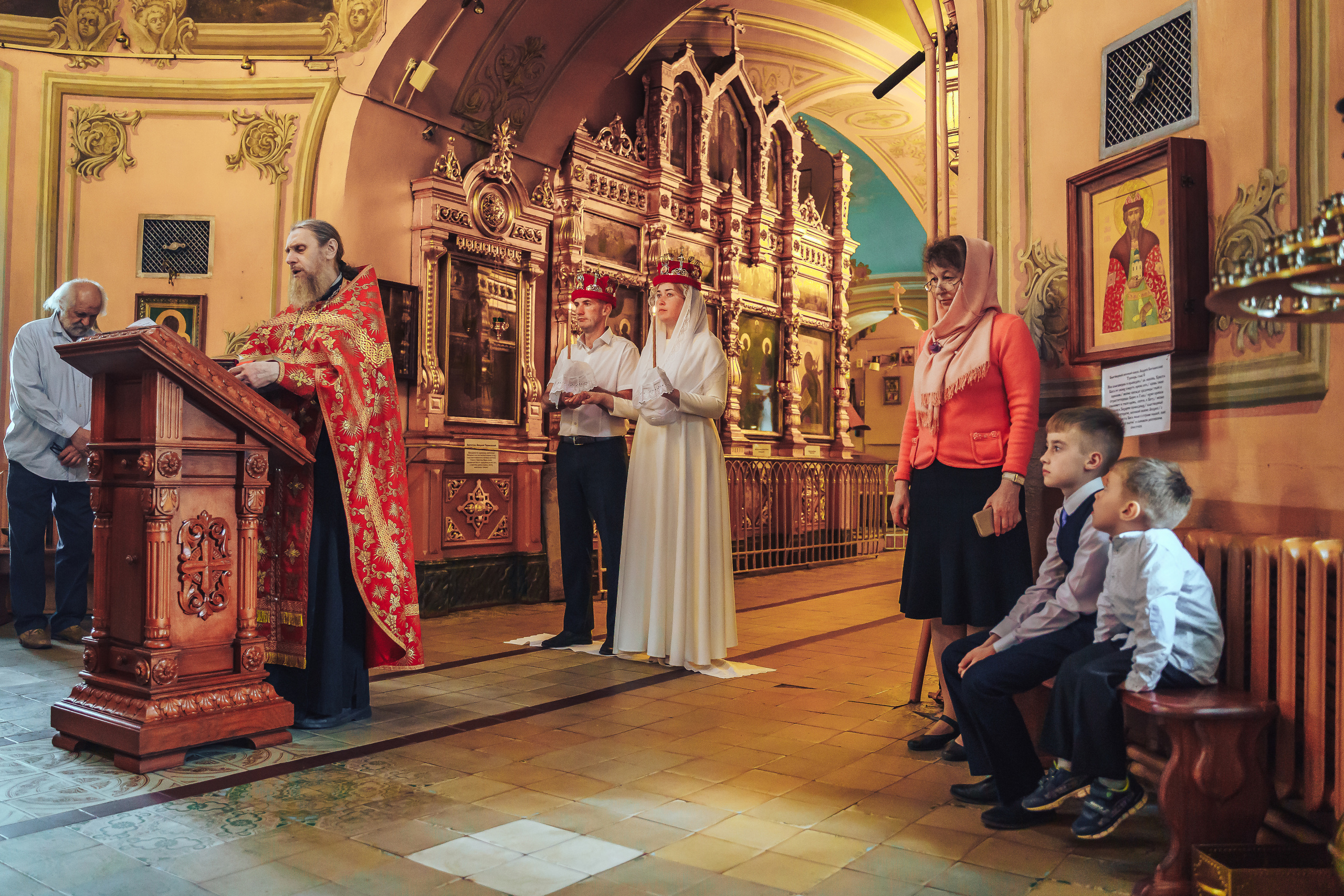 Свадебный фотограф на венчание в Храме Богородицы в Щелково