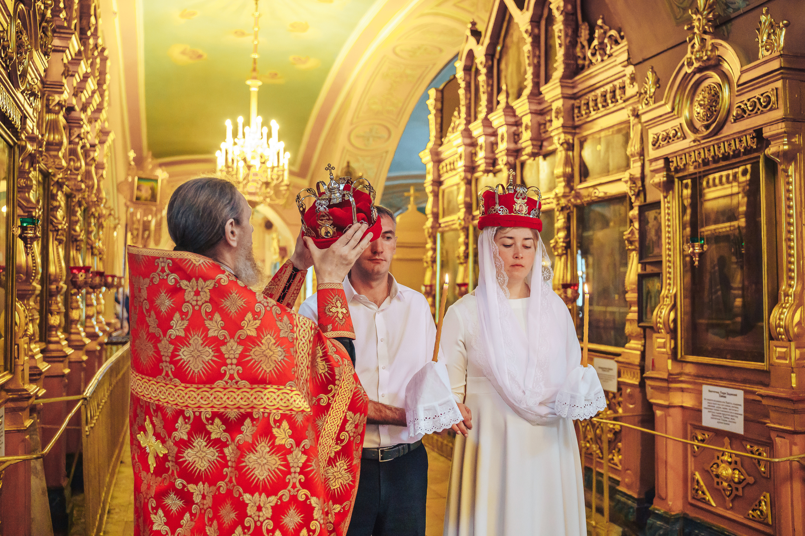 Свадебный фотограф на венчание в Храме Богородицы в Щелково