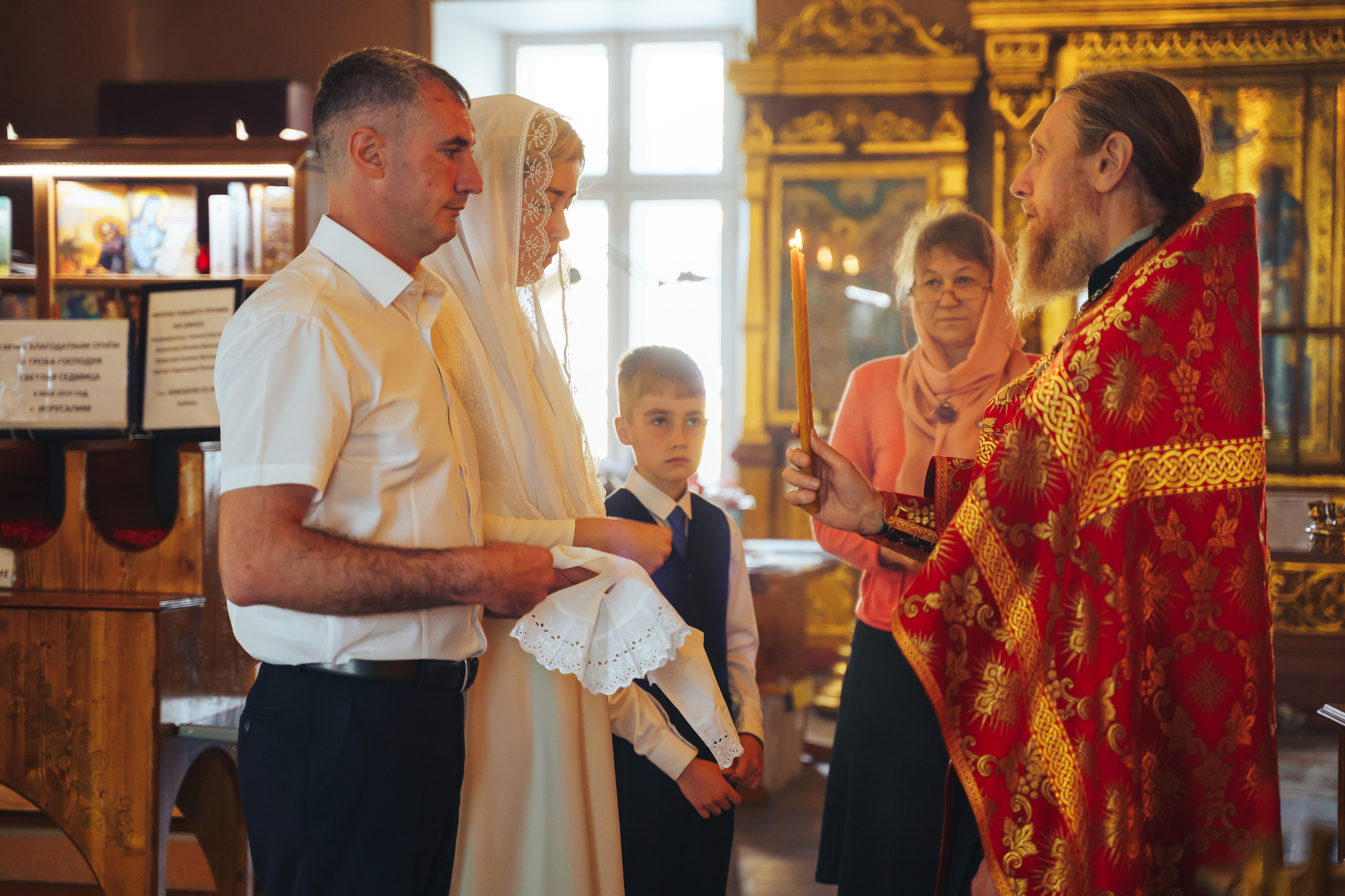 Свадебный фотограф на венчание в Храме Богородицы в Щелково