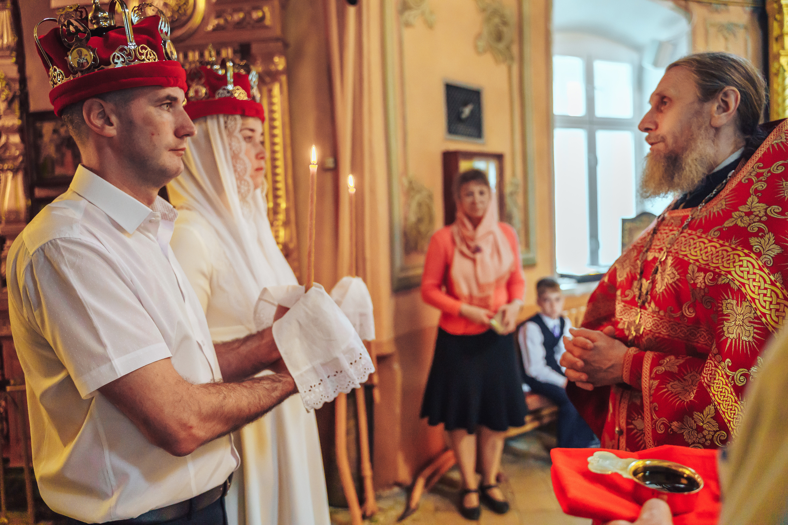 Свадебный фотограф на венчание в Храме Богородицы в Щелково