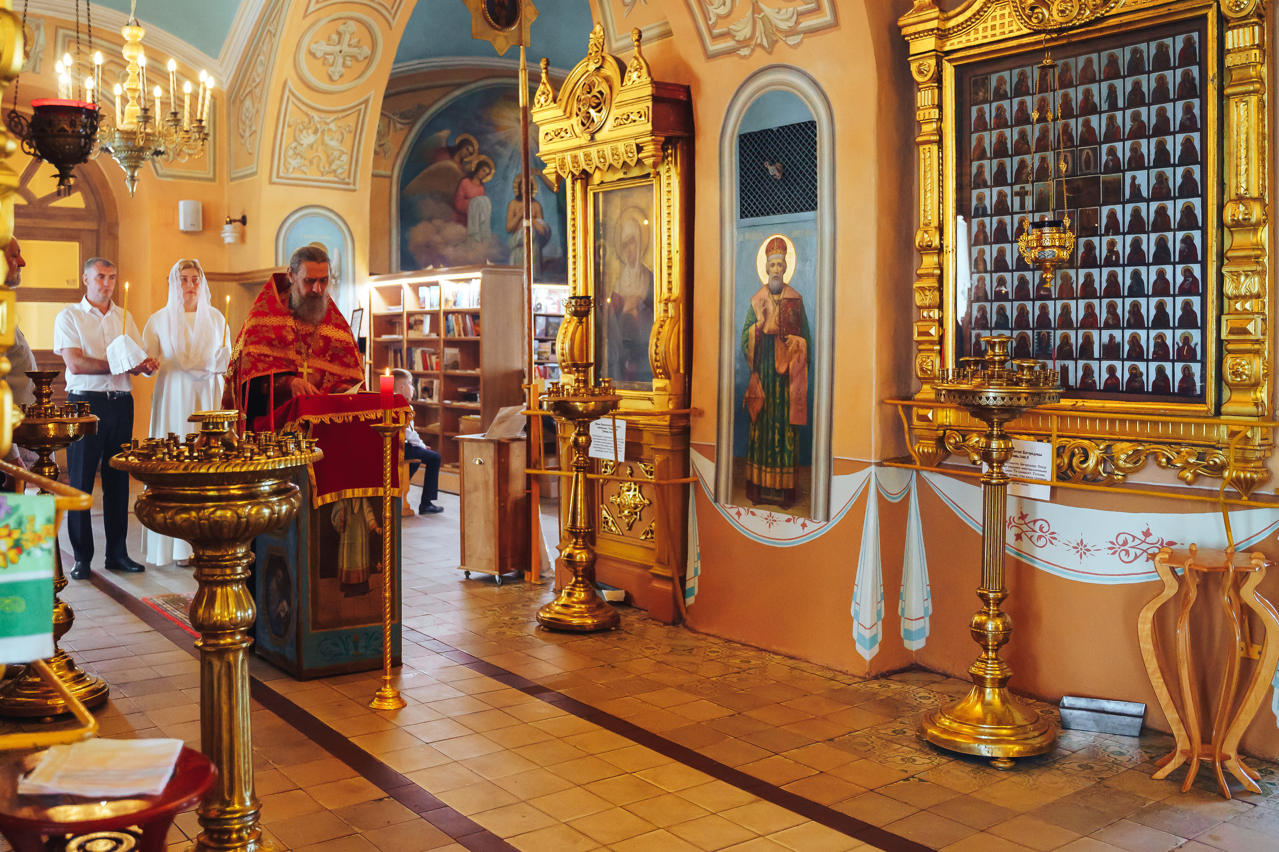 Свадебный фотограф на венчание в Храме Богородицы в Щелково
