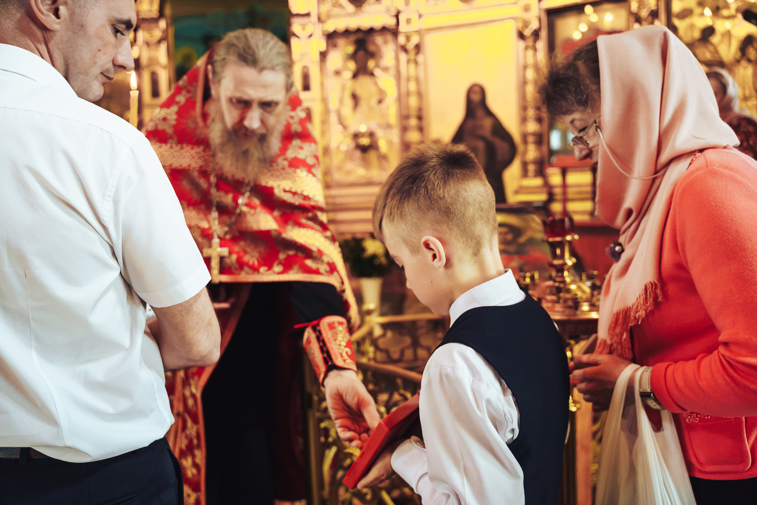 Свадебный фотограф на венчание в Храме Богородицы в Щелково