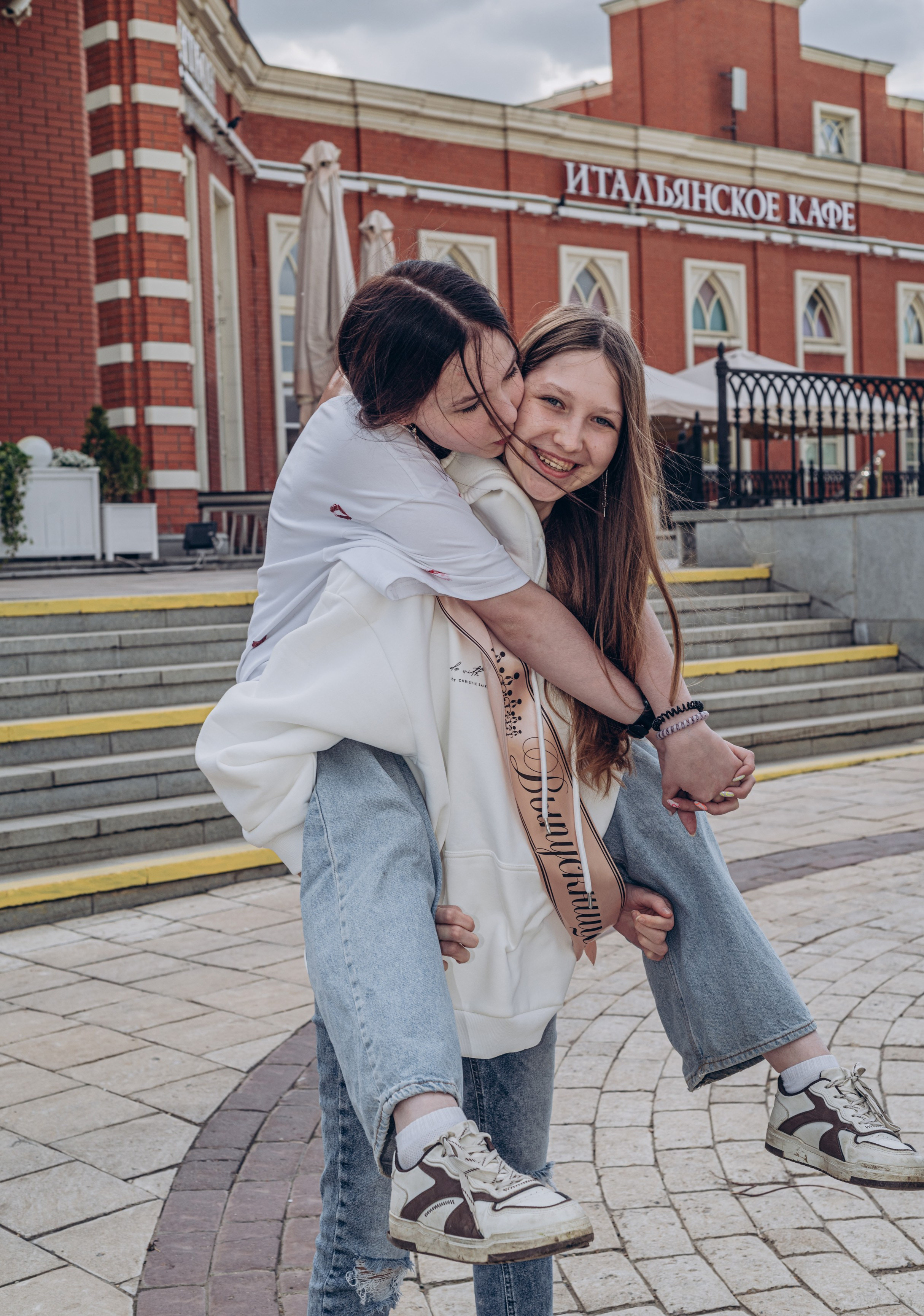 Выпускной альбом с душой — фотосессия, ретушь и дизайн в Москве. MILATE — выпускные альбомы, фотосессии и видео в Москве