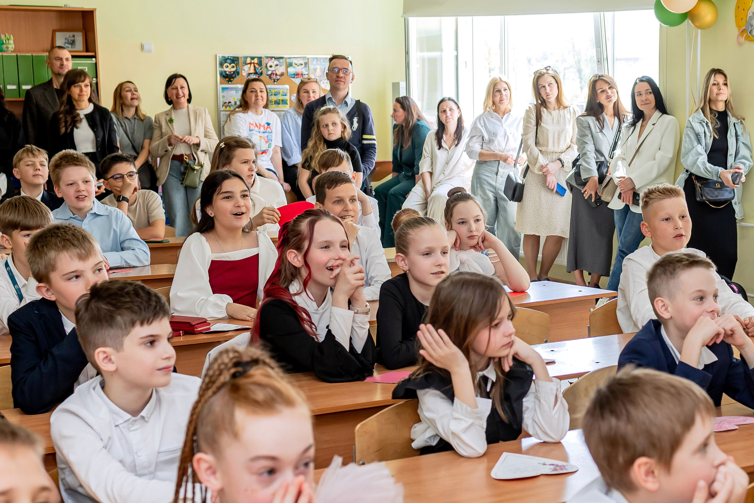 Выпускной в начальной школе в классе. Фотограф и видеограф Москва. Свадебный фотограф, видеограф. Выпускные альбомы. Оживающие альбомы