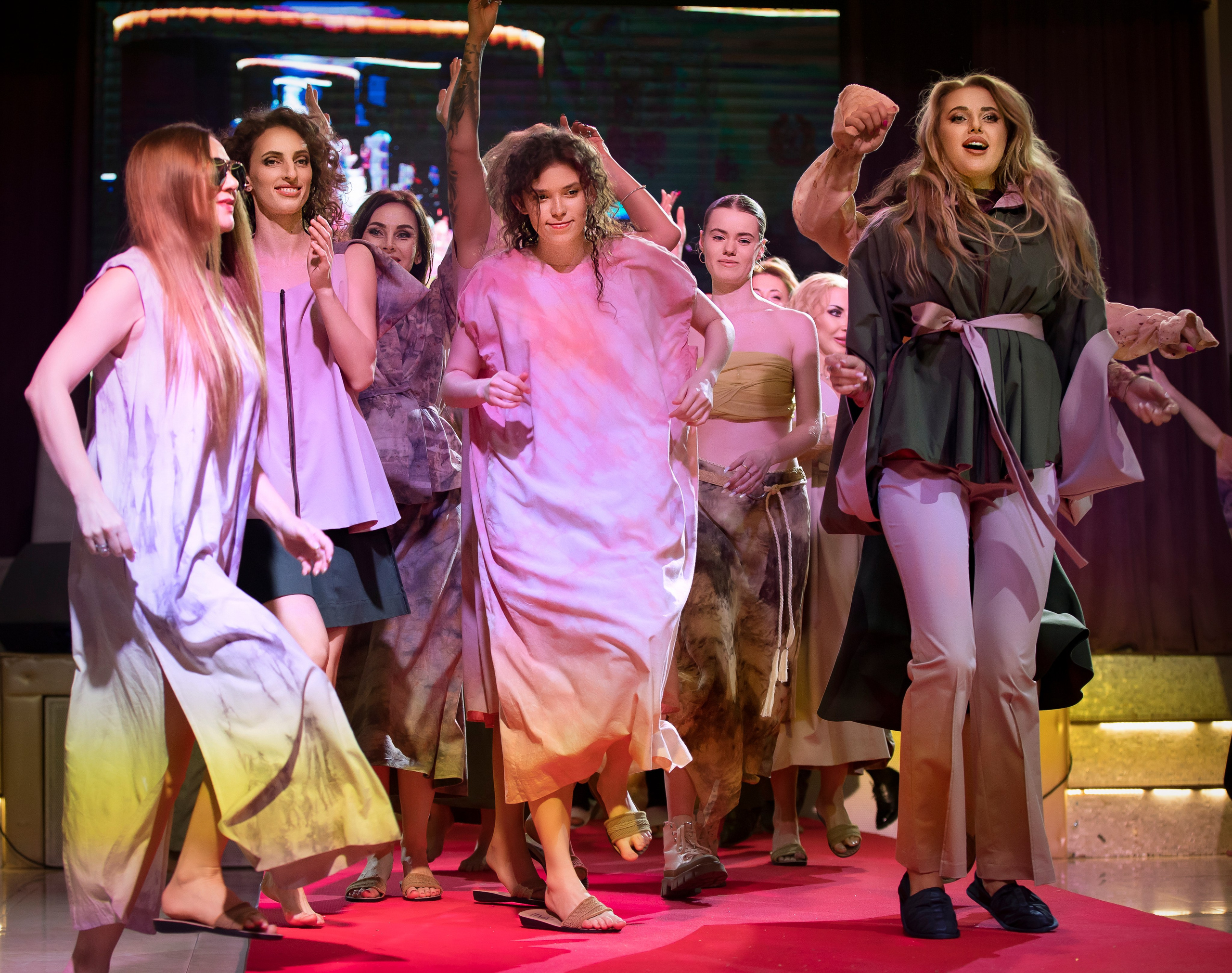 Девушки танцуют, показывая движение одежды и ритм коллекции на ED Fashion Show New Names 2024.