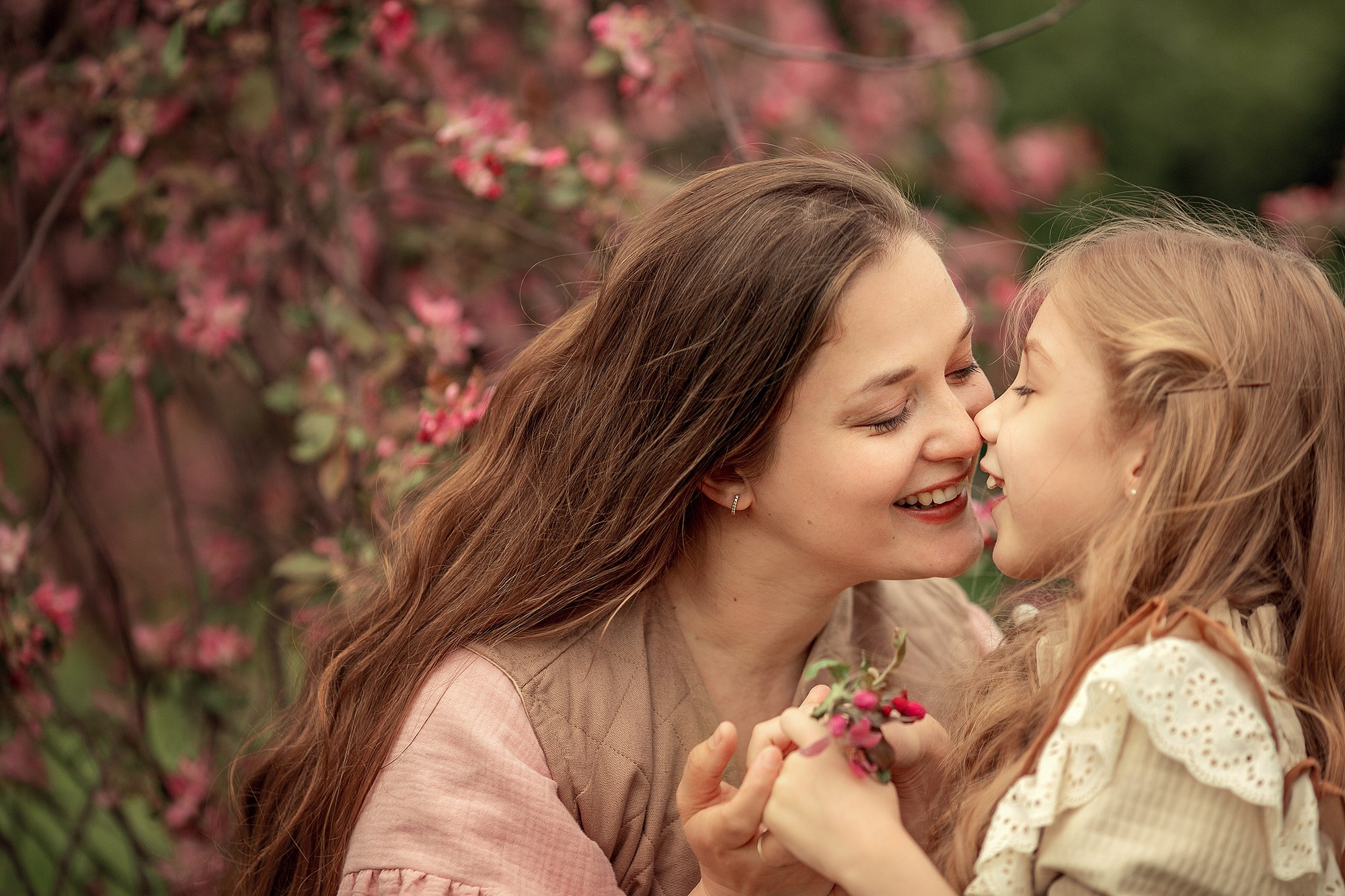 Искренняя семейная фотоистория в цветущем саду. Tatyana Nadezhdina Family photographer