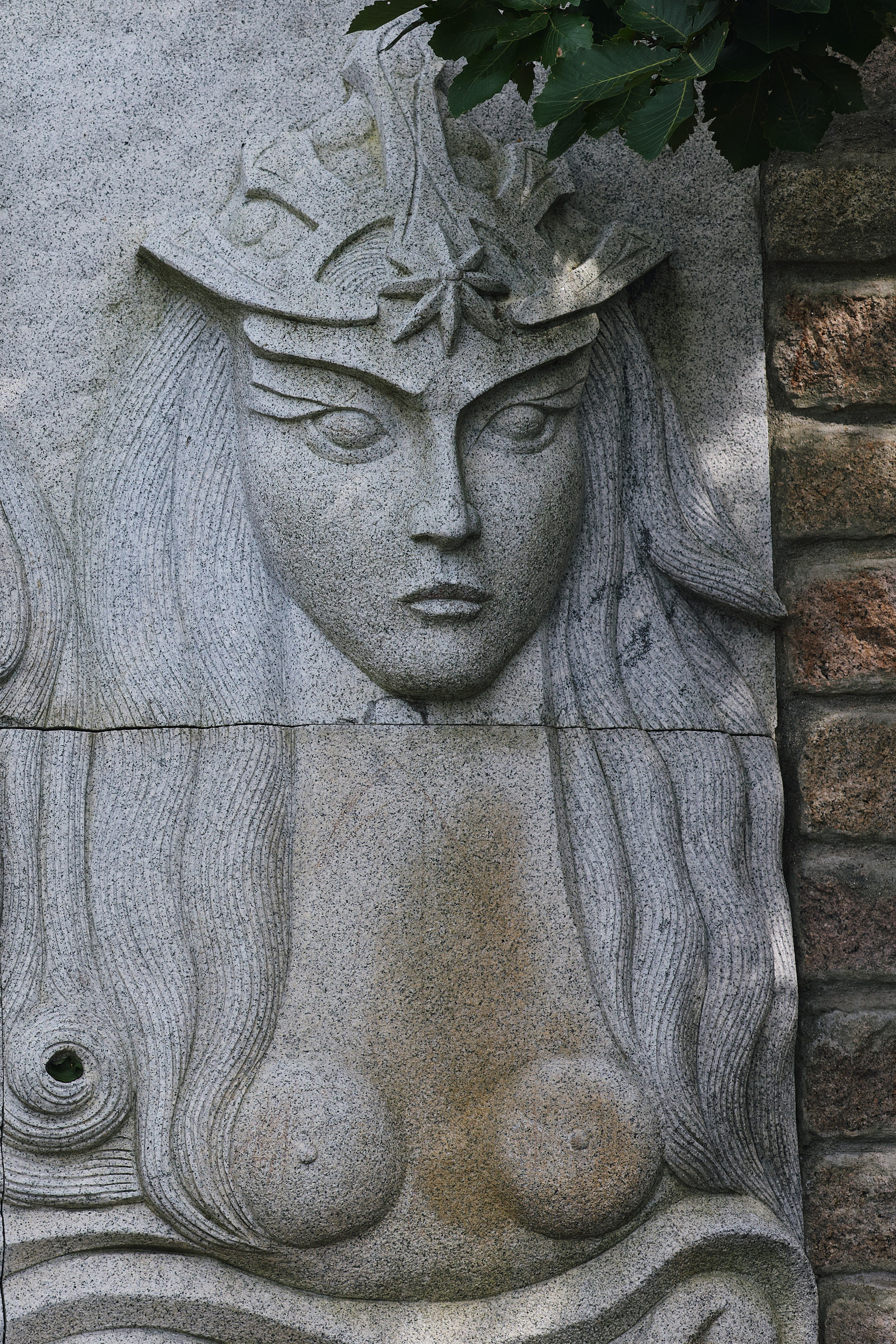 Воинственная русалка - барельеф в Находке (фото крупным планом)