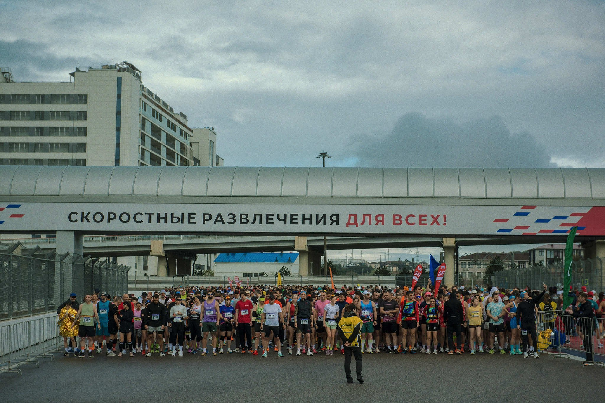 Чемпионат России по полумарафону. Сириус Автодром 2026. Репортажный фотограф в Сочи — Михаил Мордасов