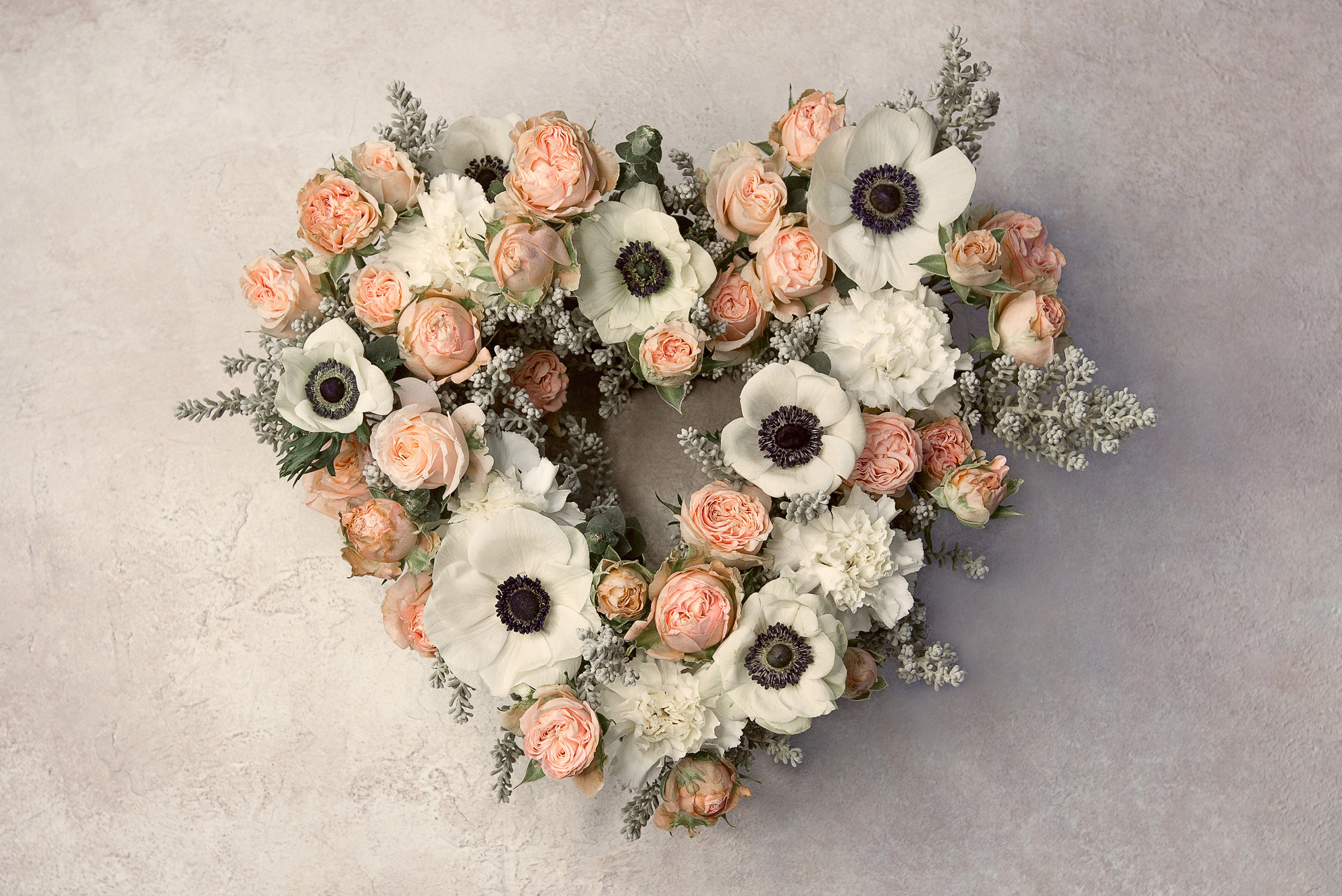 флористика в форме сердца фотосъёмка цветов