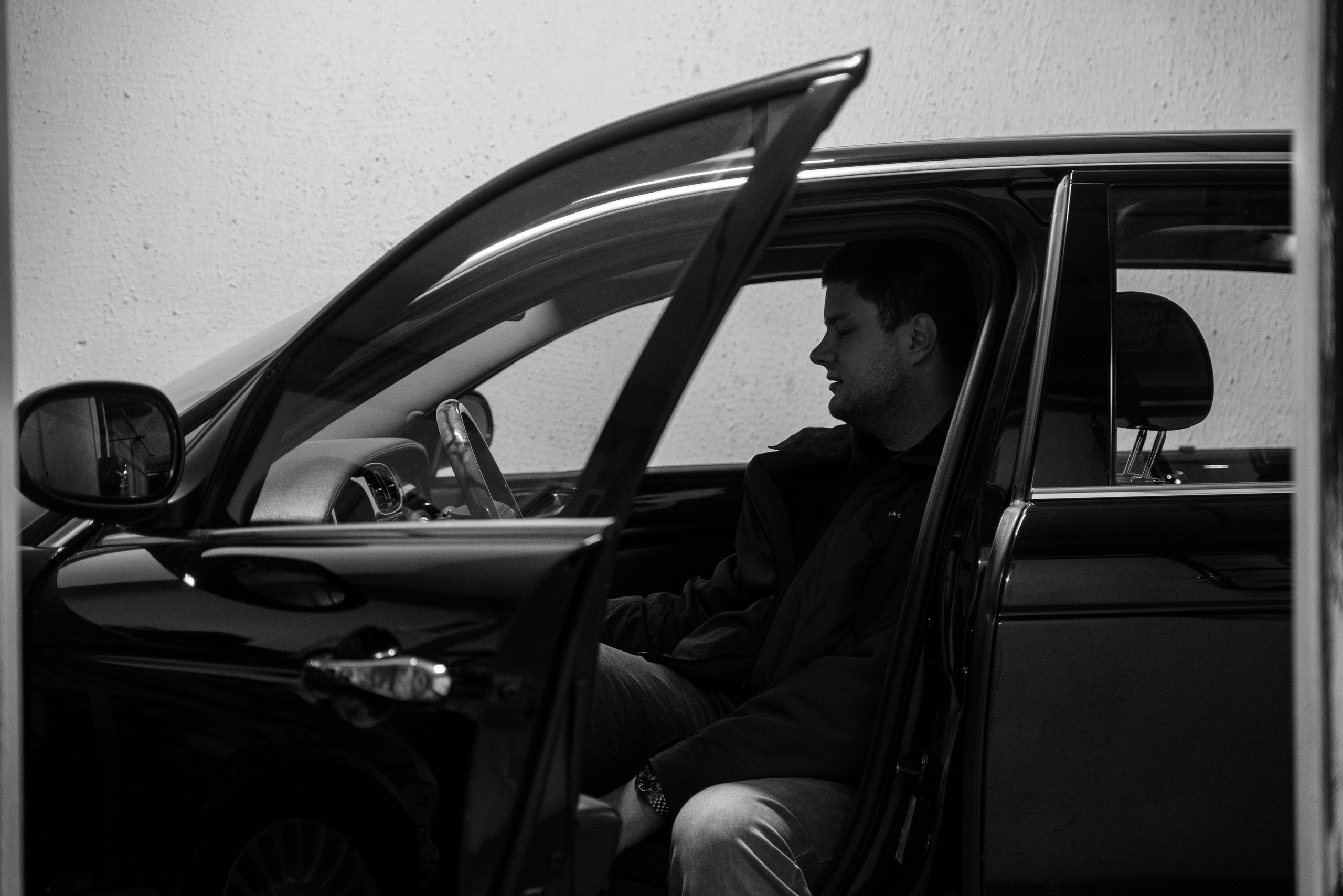 Фотосъемка автомобиля в Парке Горького весной в Москве. Жуков Илья свадебный фотограф в Москве