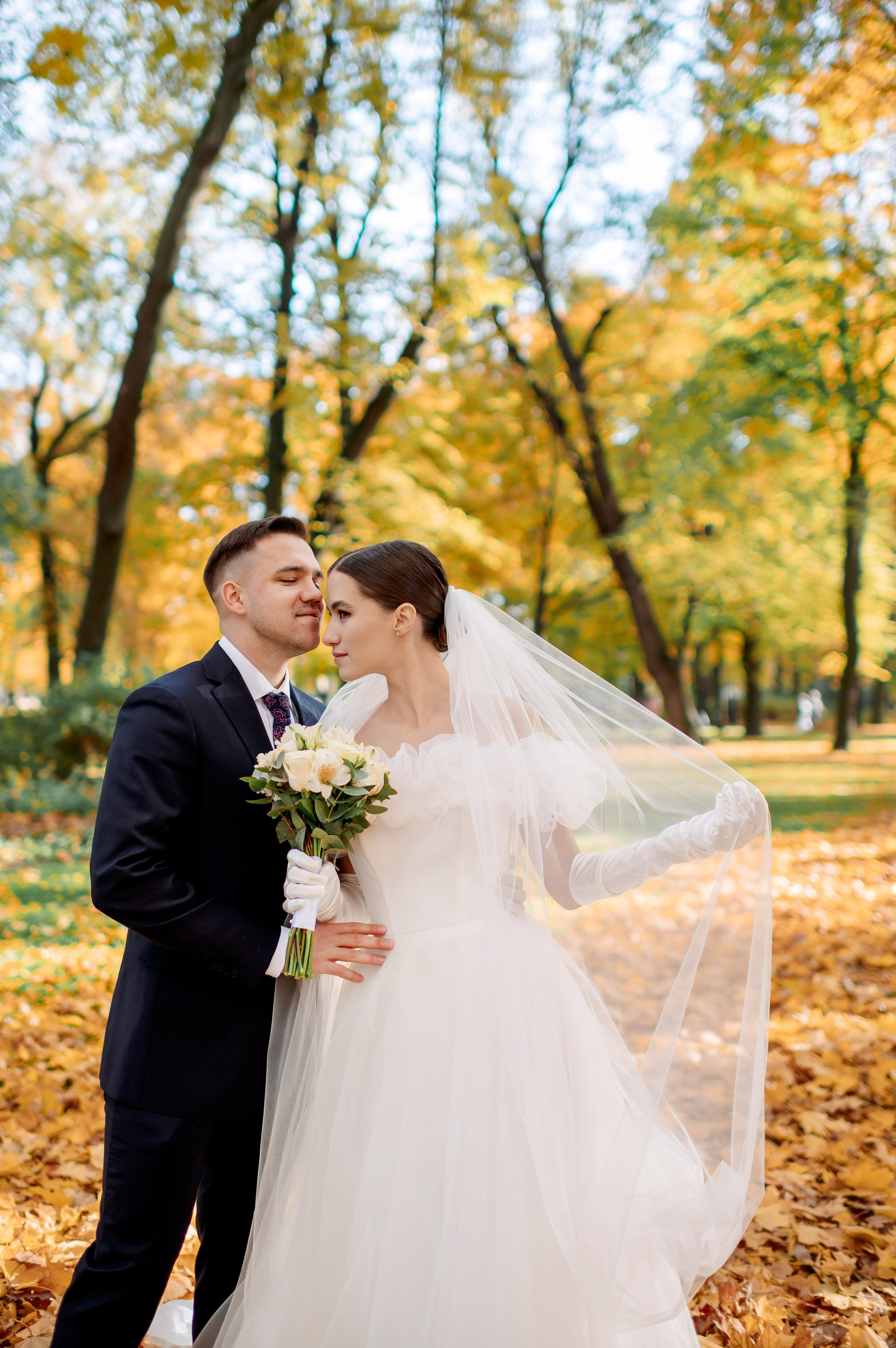 Осенняя великолепная свадебная прогулка жениха и невесты в октябре в Санкт-Петербурге в Михайловском парке и у Атлантов на Миллионной улице. Портретный, семейный и свадебный фотограф в Санкт-Петербурге и в Пушкине Ширяев Денис