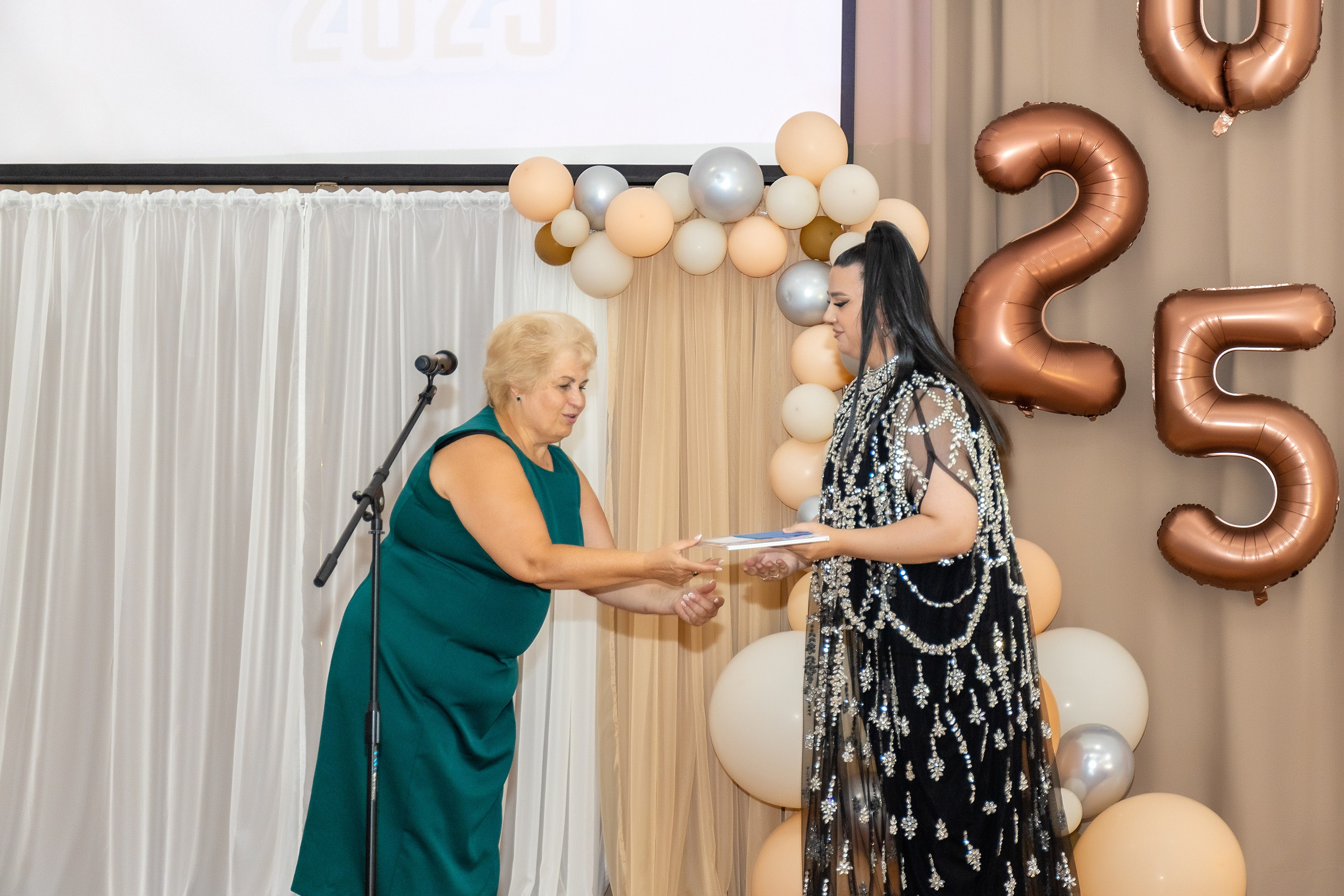 Выпускной. Школа 22, 11 класс. Стильный выпускной альбом Владивосток фотограф Вероника Мигачева