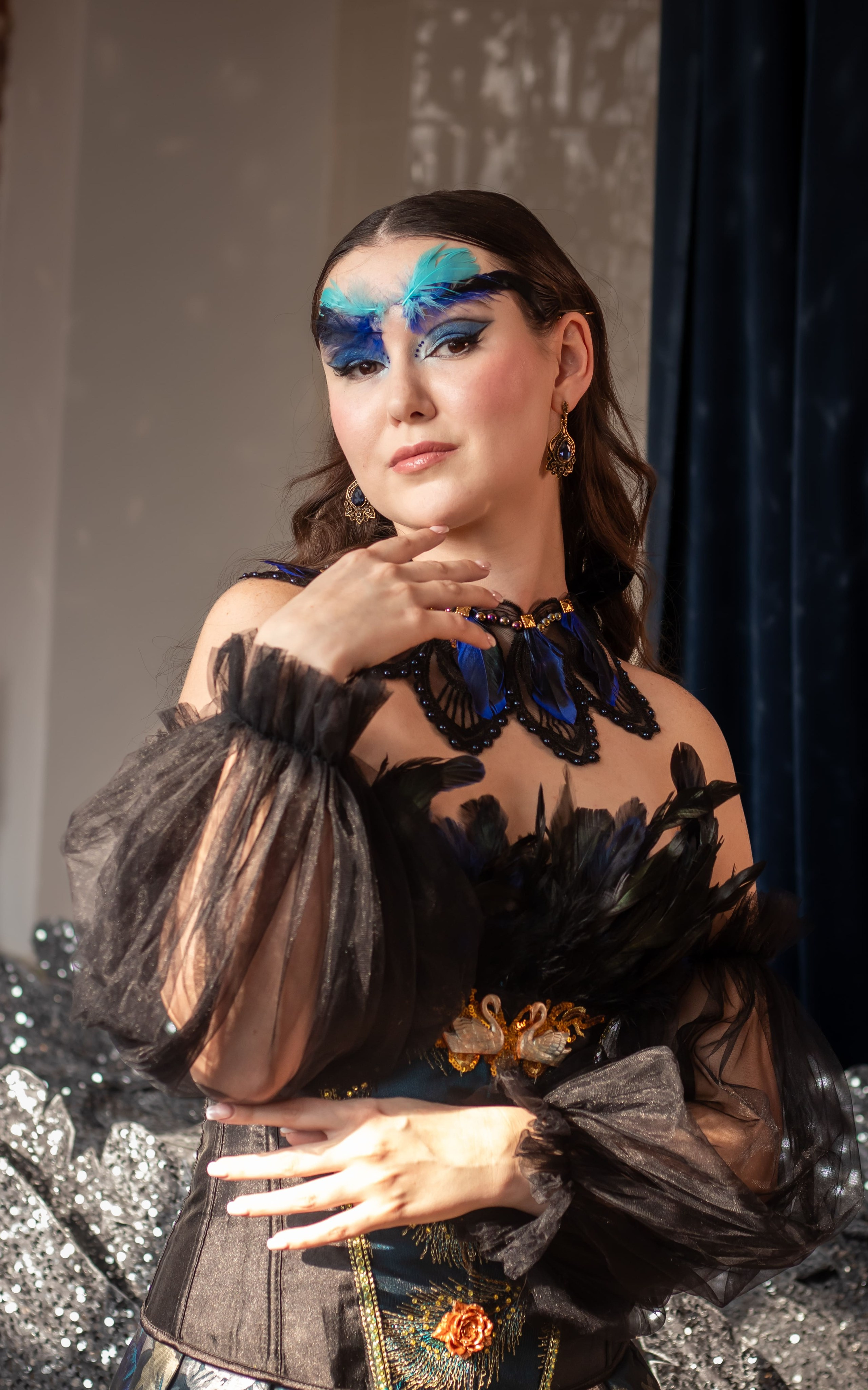 портрет девушки в студии с ярким макияжем интерьерная фотосессия