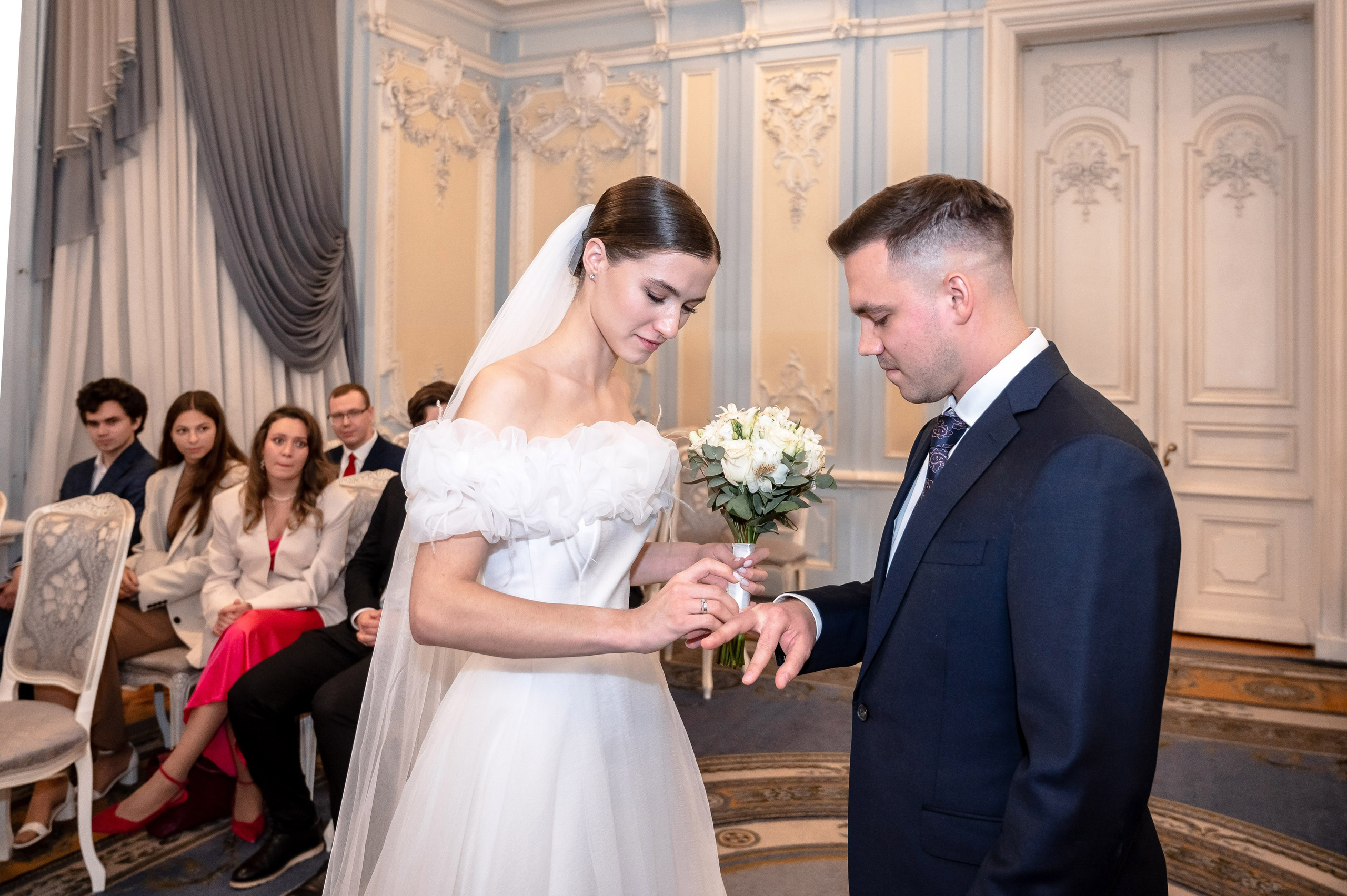 Осенняя великолепная свадебная прогулка жениха и невесты в октябре в Санкт-Петербурге в Михайловском парке и у Атлантов на Миллионной улице. Портретный, семейный и свадебный фотограф в Санкт-Петербурге и в Пушкине Ширяев Денис