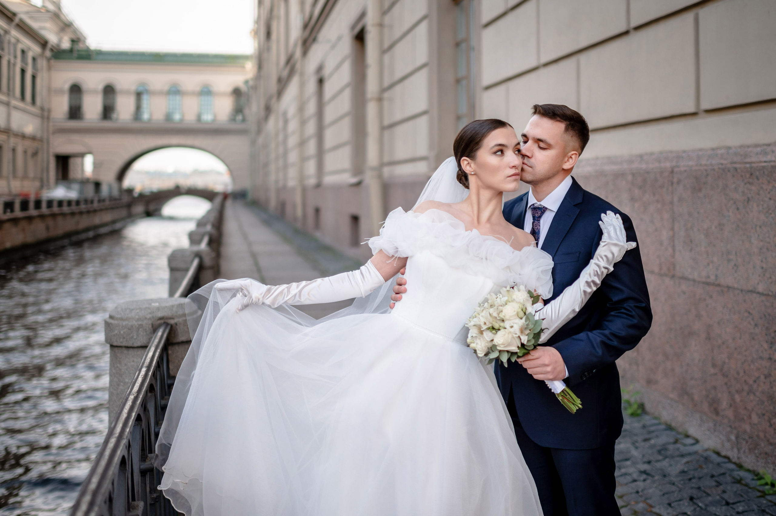 Осенняя великолепная свадебная прогулка жениха и невесты в октябре в Санкт-Петербурге в Михайловском парке и у Атлантов на Миллионной улице. Портретный, семейный и свадебный фотограф в Санкт-Петербурге и в Пушкине Ширяев Денис