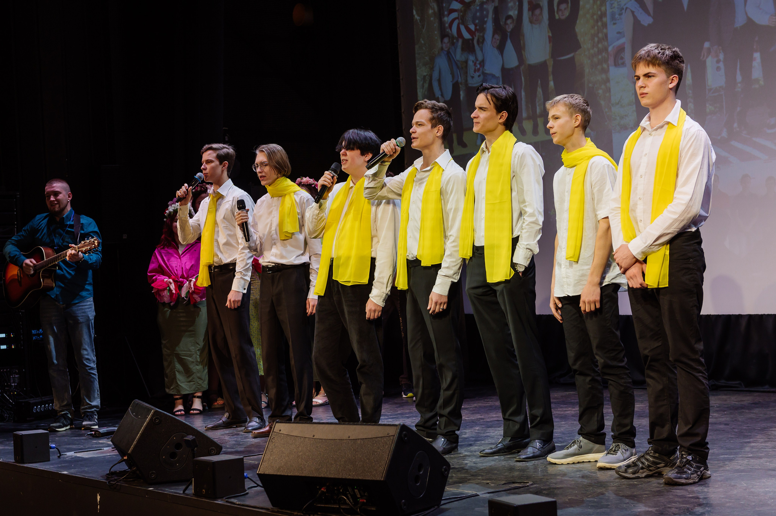 выпускники на сцене принимают поздравления