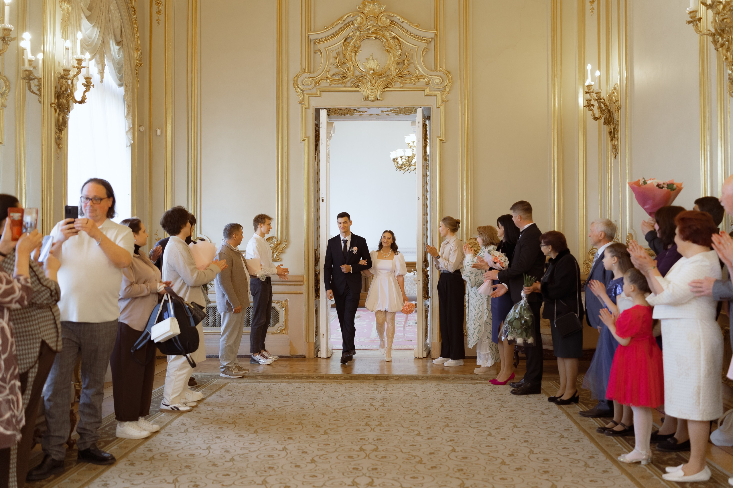 Жених и невеста входят в зал регистрации под аплодисменты гостей, ЗАГС Санкт-Петербурга