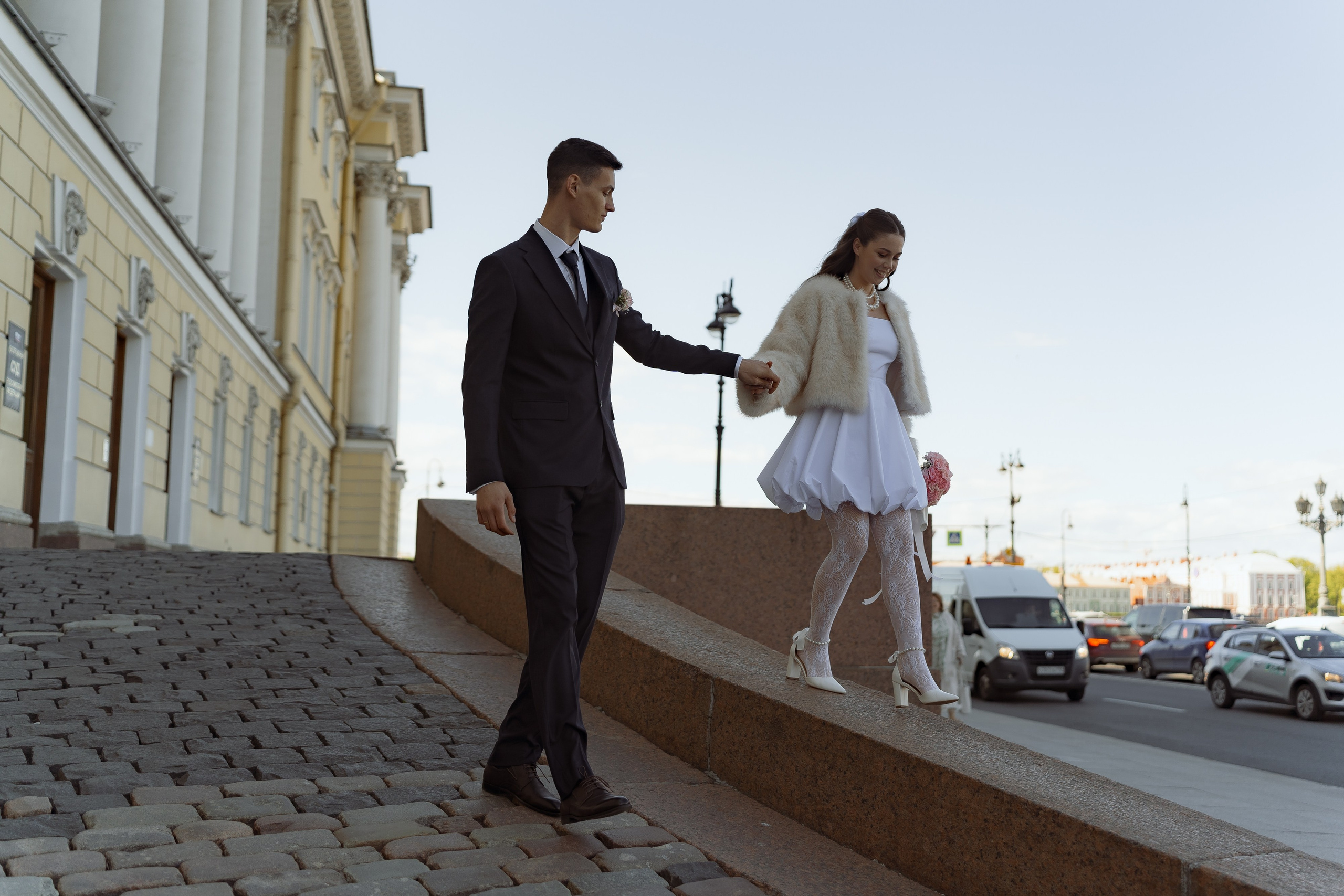 Свадебная прогулка у Адмиралтейства, молодожёны на фоне Петербурга