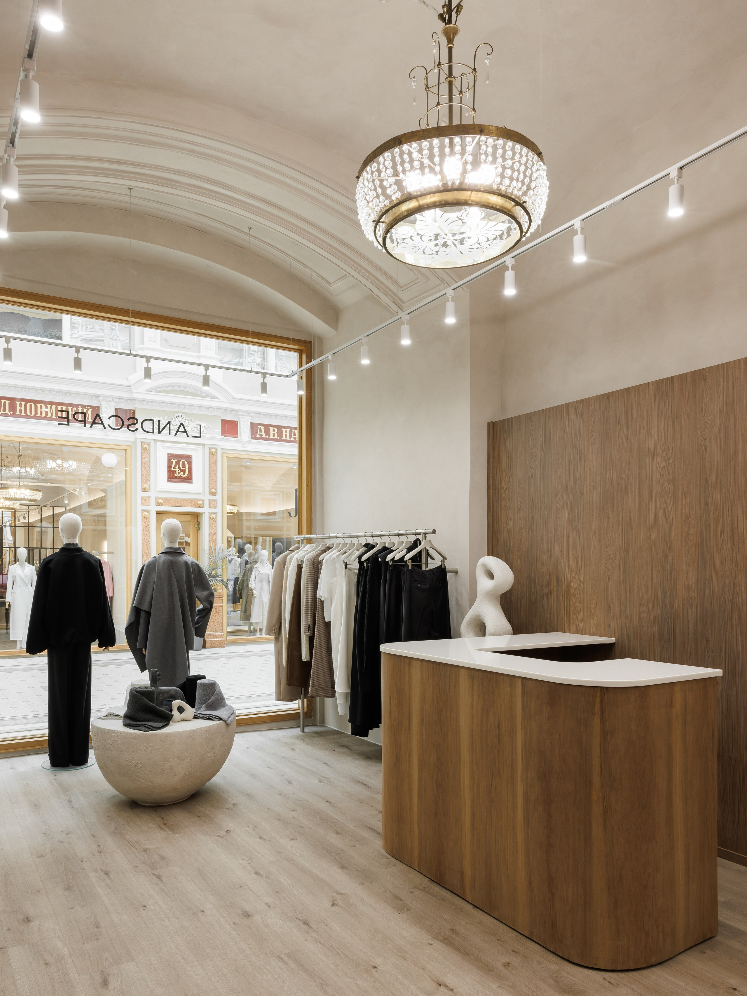 Натуральные материалы в интерьере: камень, дерево, латунь — минималистичный бутик на Невском проспекте от дизайнера Ксении Новиковой