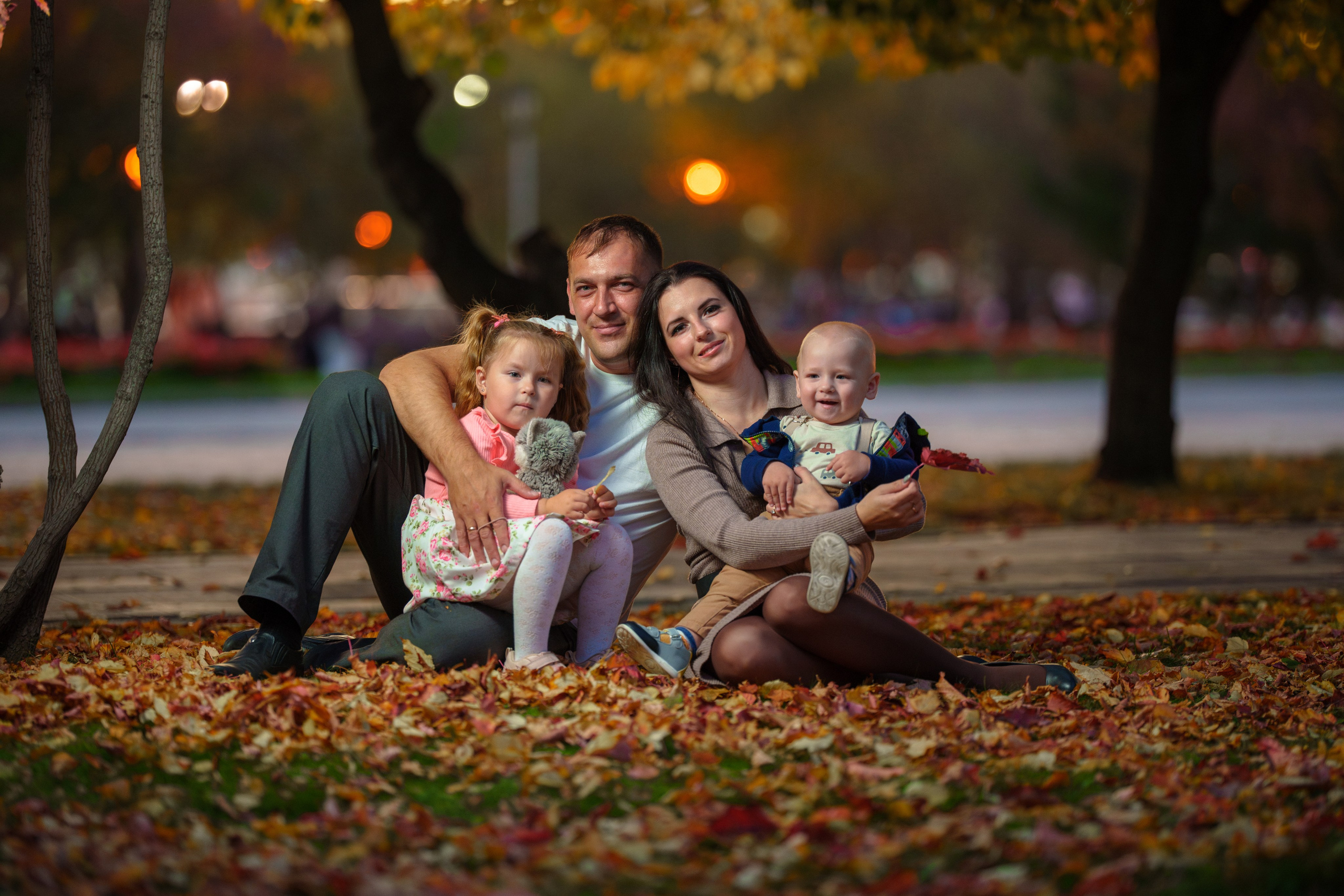 Портретная фотосессияСемейная фотосессияДетская фотосессияЛюбовная/Love-story фотосессияСвадебная фотосессияФотосессия для помолвкиПрофессиональный/деловой портретРекламная/коммерческая фотосессияФотосессия продукции (товары)Фотосессия моды (fashion)Бьюти-съемка (красота, макро-детали лица)Фотосессия lifestyle (повседневная жизнь, атмосфера)Фотосессия в полёте/авиационная (иногда отдельно как аэросъемка)Пейзажная/ландшафтная фотосессияАрхитектурная фотосессияАнфас/студийная фотосессияНю-фотосессия (с оговорками об этике и согласии)Фотосессия для артистов/музыкантовФотосессия для блогеров и инфлюенсеровФотосессия в стиле ретро/винтажЭко- и концептуальная съемка (арт-иллюстративная)Фотосессия для мероприятий (часто как репортажная)Aerial/дрон-съемка (в сочетании с портретной или пейзажной частью)Инфографическая/презентационная фотосессия (для презентаций и каталогов)