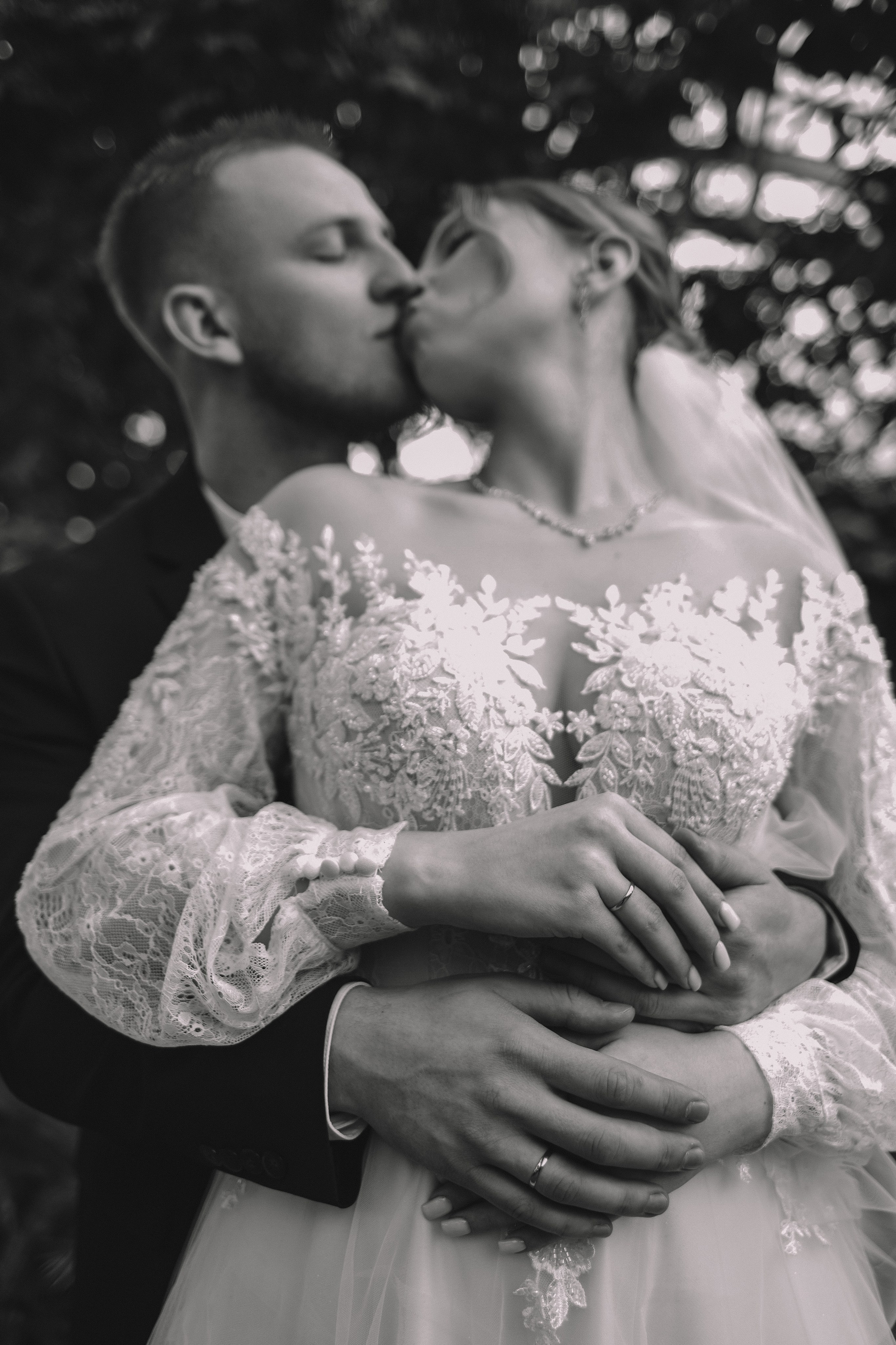 Черно-белый кадр: жених обнимает невесту сзади