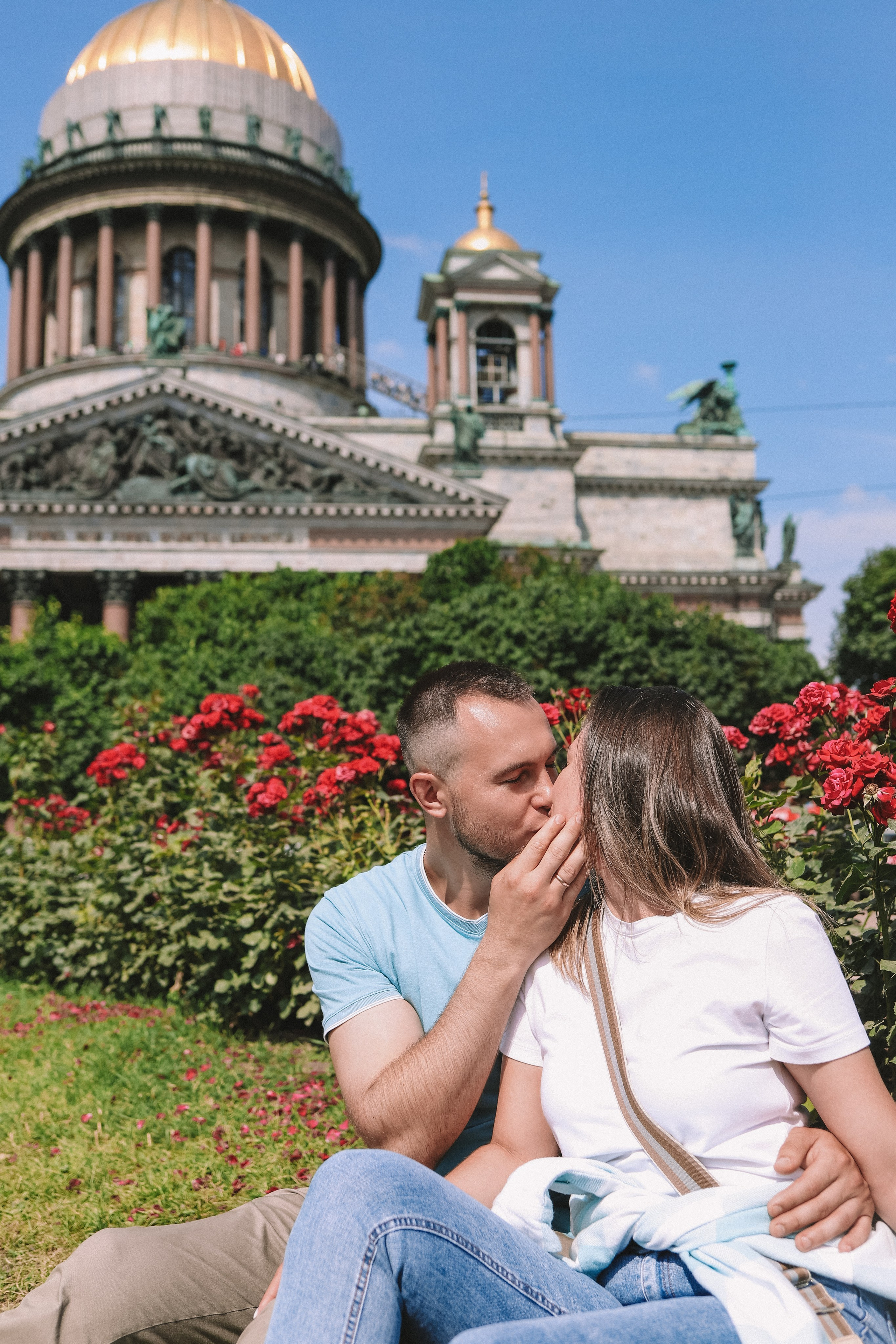 Пара у Исаакиевского собора в цветнике, летняя лавстори СПб