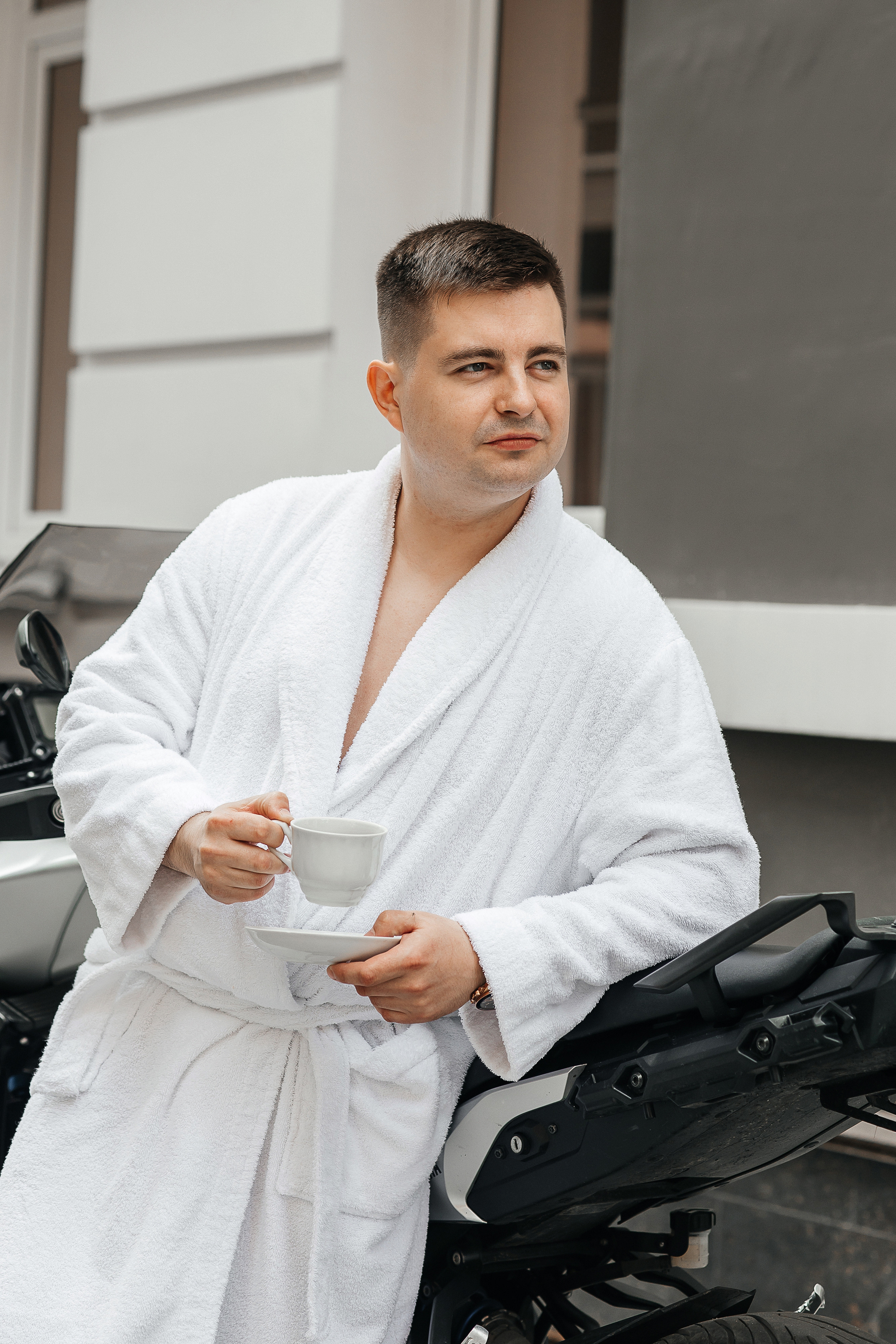 Красивые совместные сборы в апартаментах гостиницы. Олег Сверчков | Свадебный фотограф Вологда