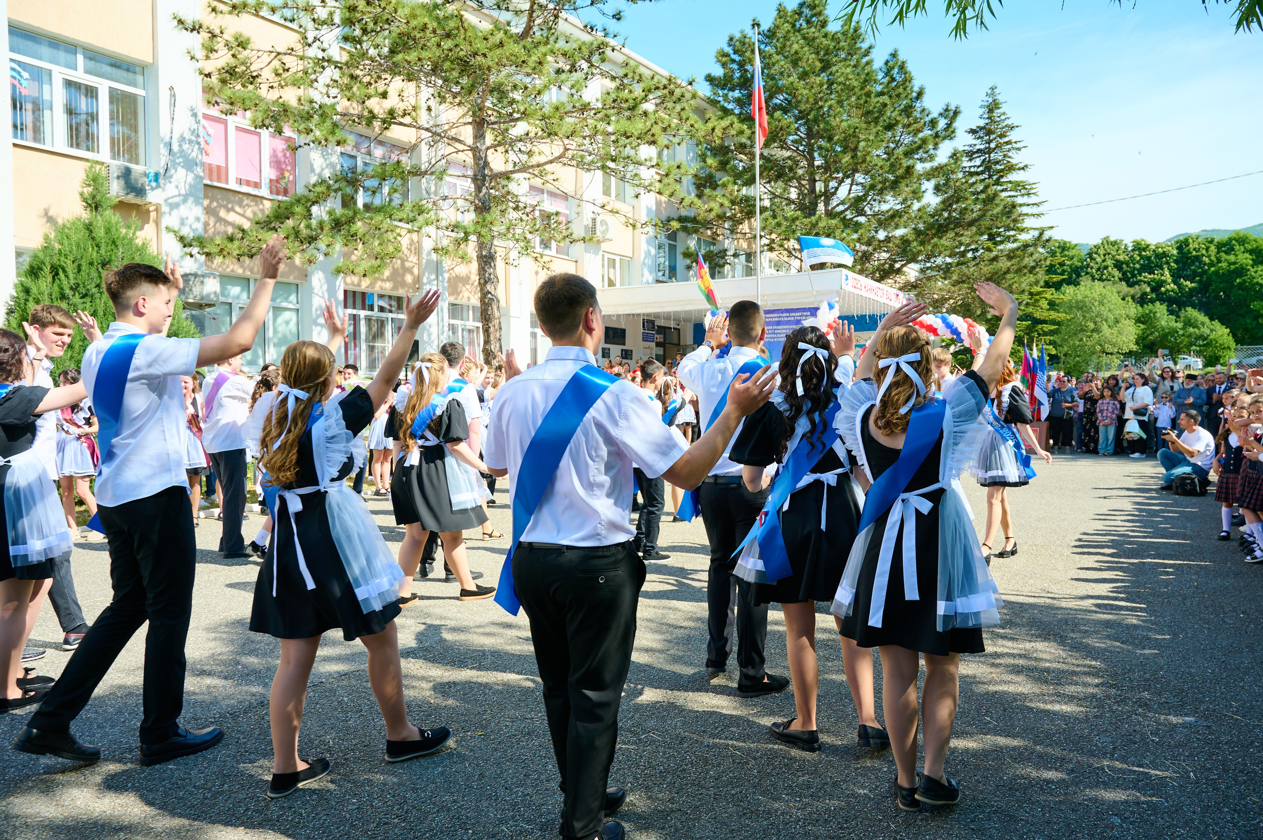 Последний звонок 2025. Жизнь курорта Кабардинка в фотографиях