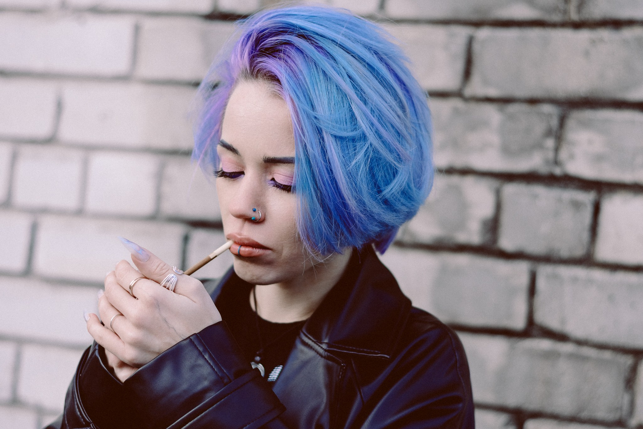 Необычный образ: яркие синие волосы и городской минимализм в кадре.