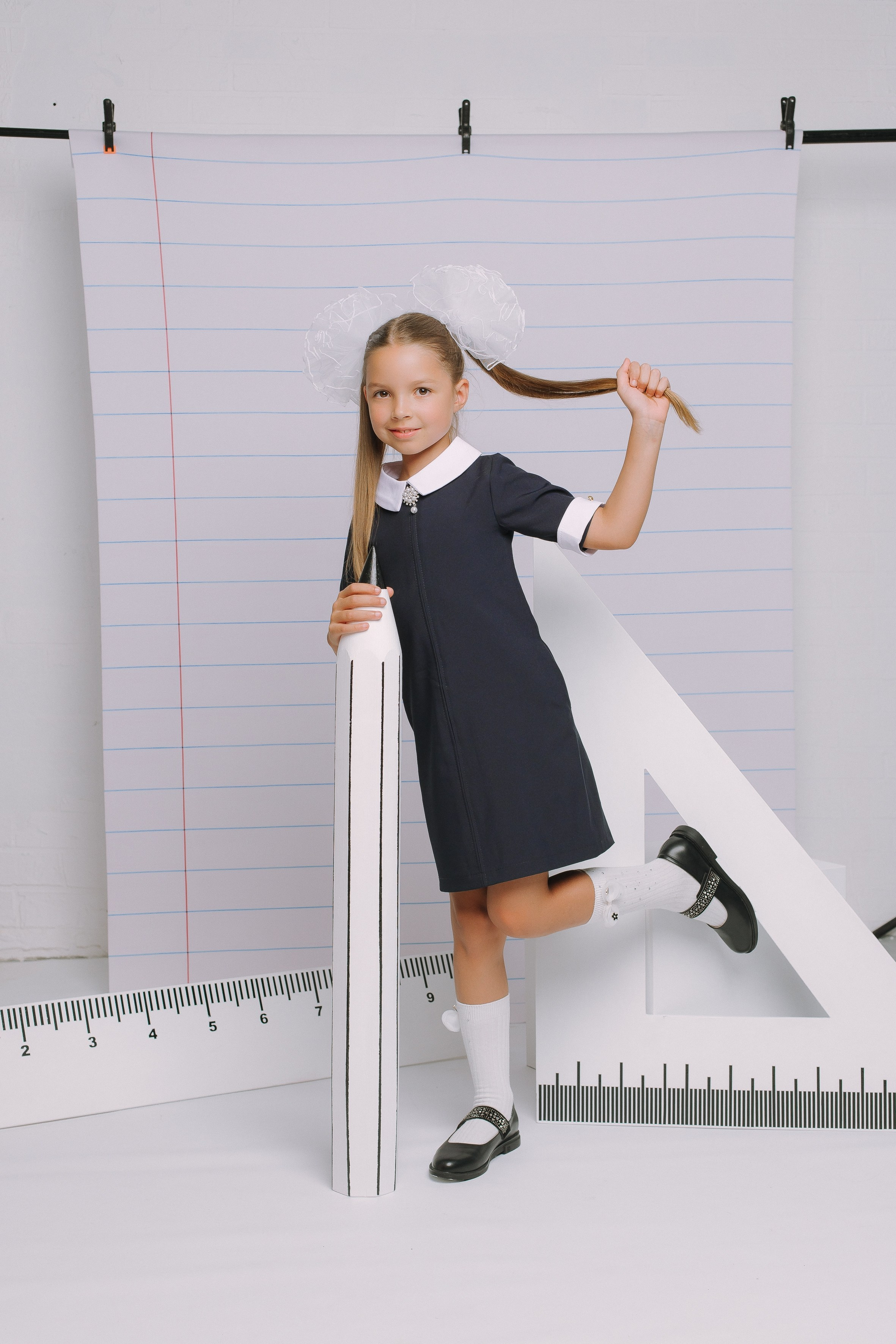 Студия- Портреты начальная школа (С реквизитом). Выпускные альбомы Натальи Бутко: Новороссийск, Анапа, Геленджик