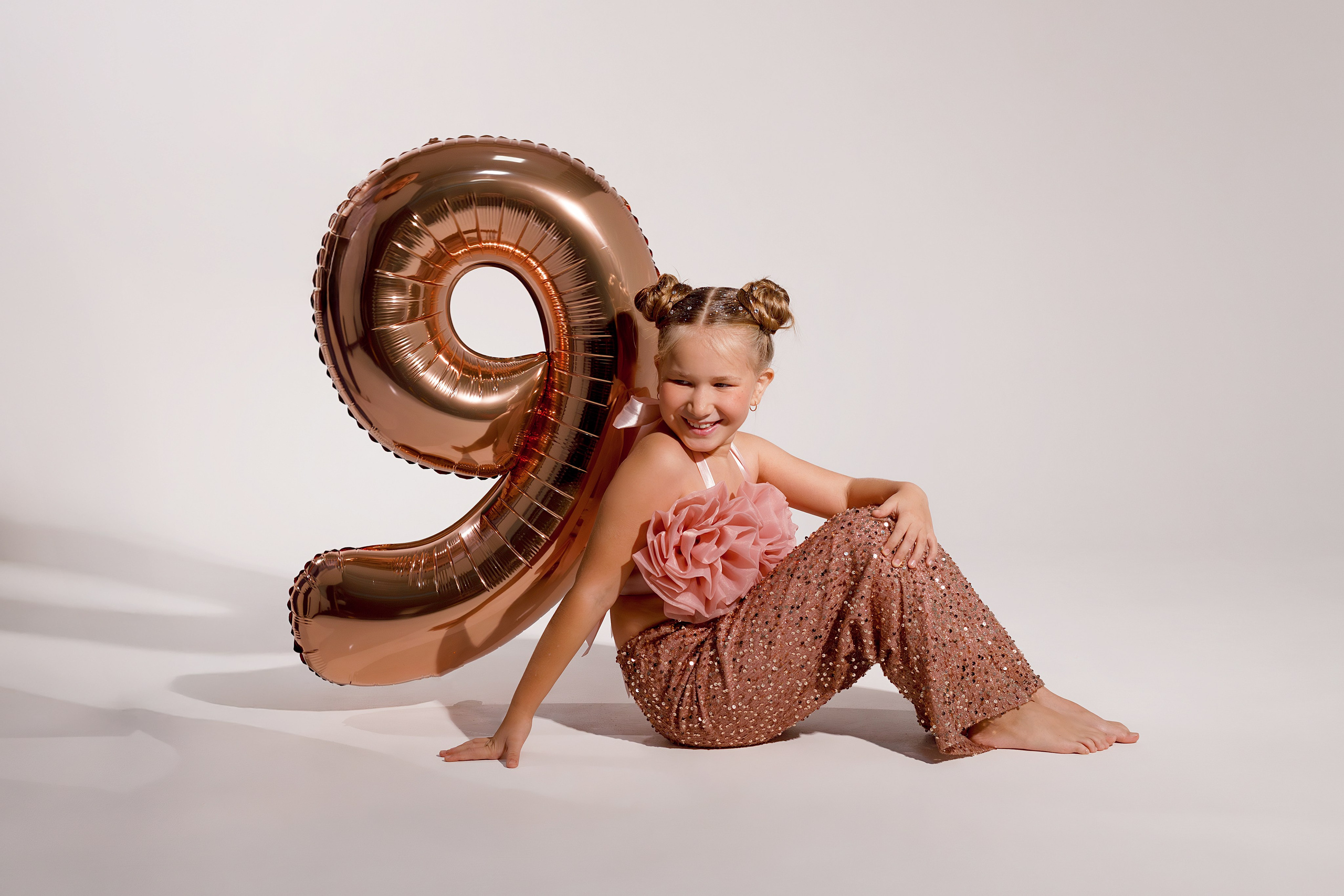 Креативная детская фотосессия на 9 лет в студии Сочи. Детский студийный фотограф Сочи