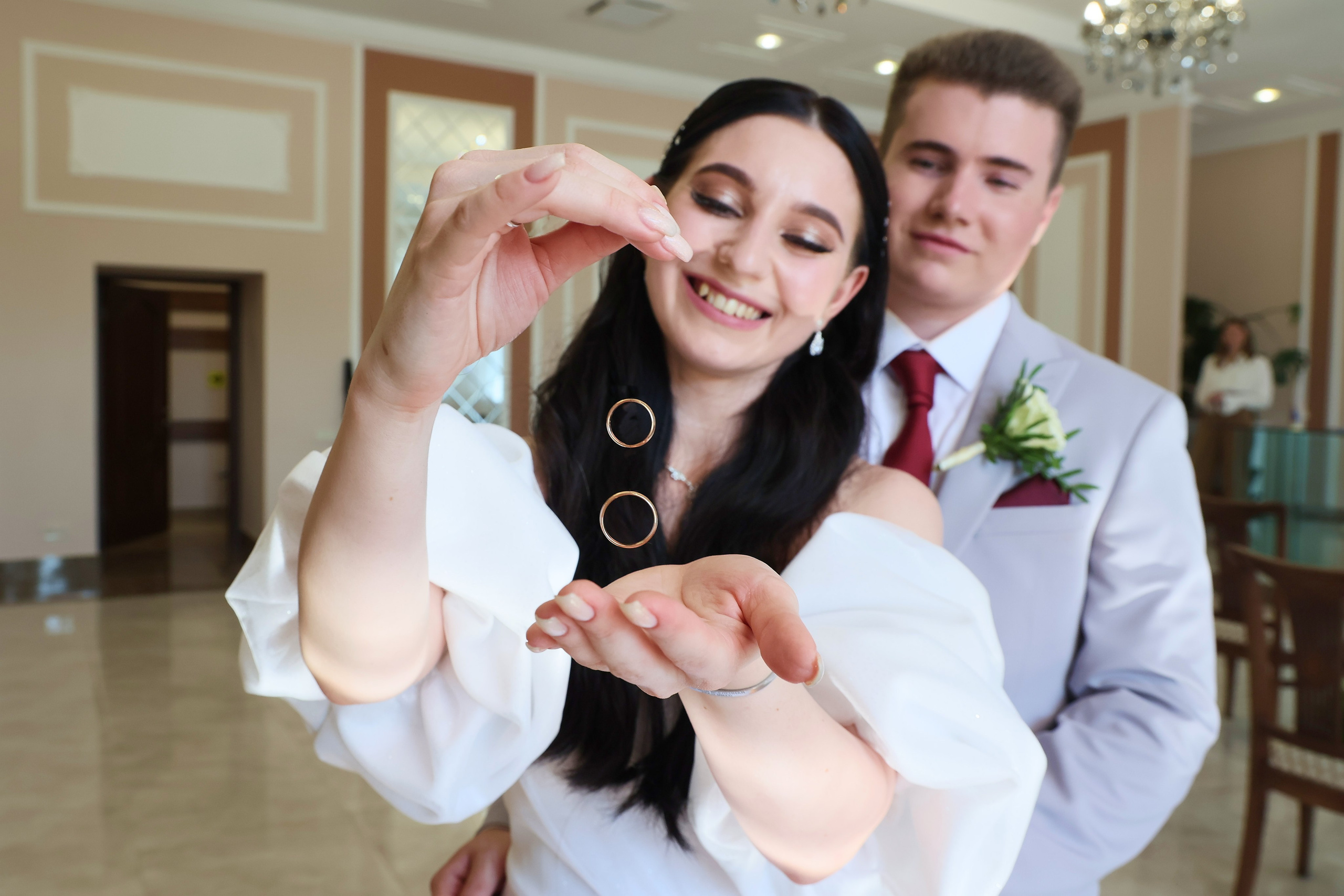 невеста с двумя свадебными кольцами